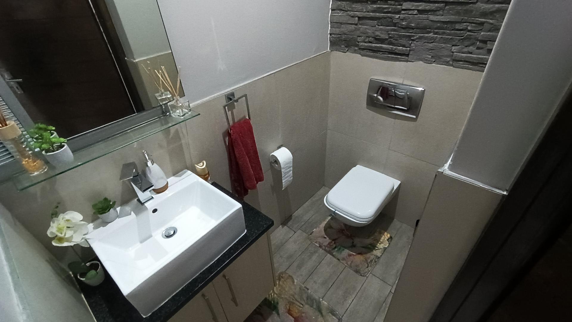 Guest Toilet - 2 square meters of property in Parklands