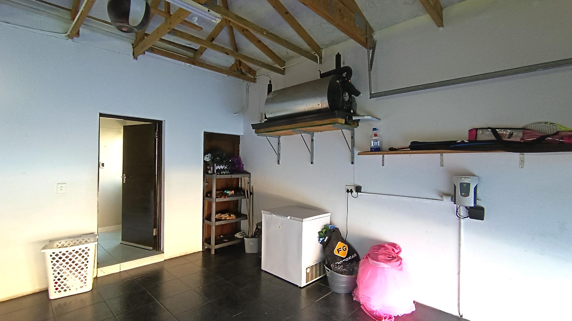 Garage - 42 square meters of property in Parklands