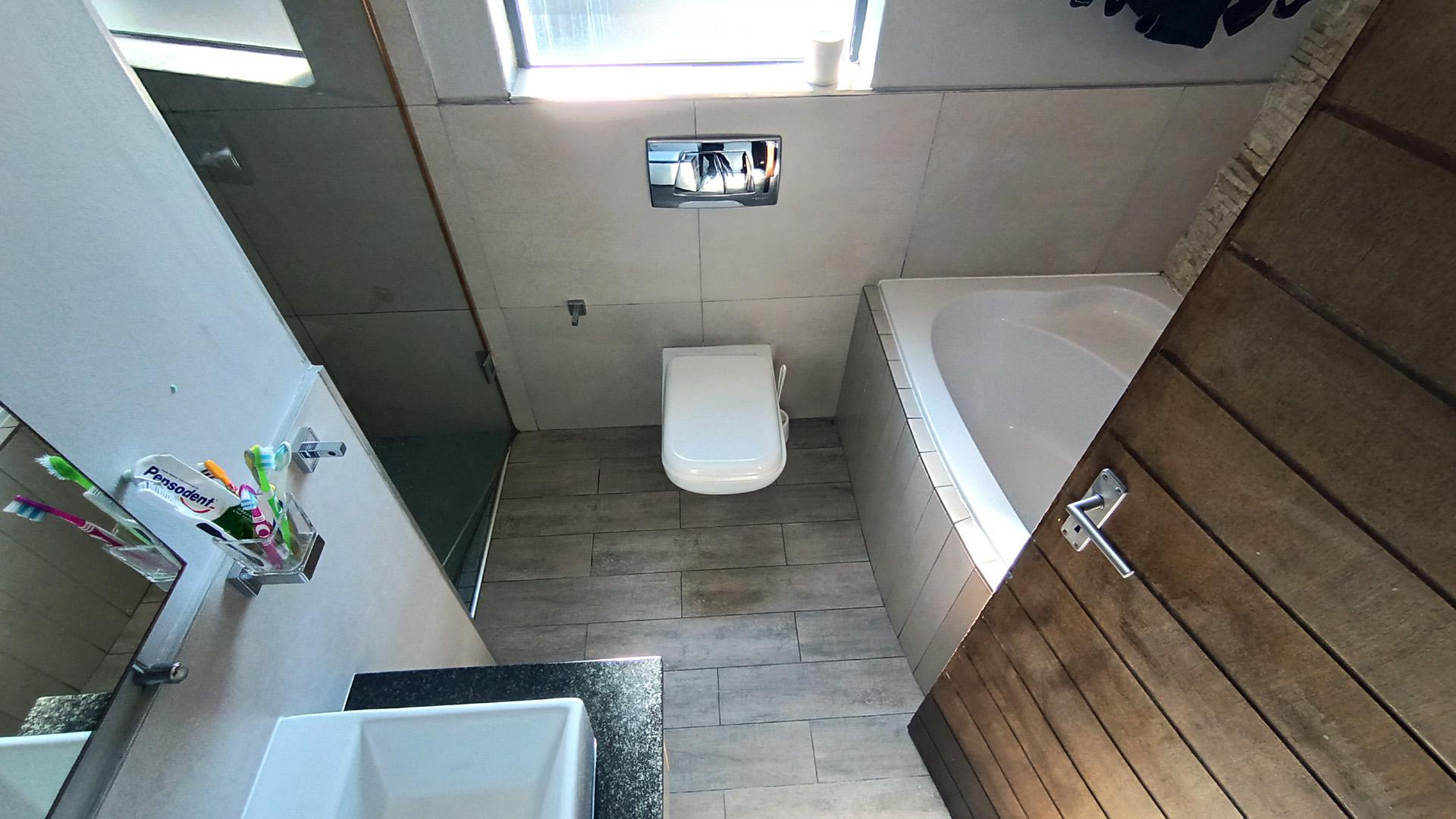 Bathroom 2 - 7 square meters of property in Parklands