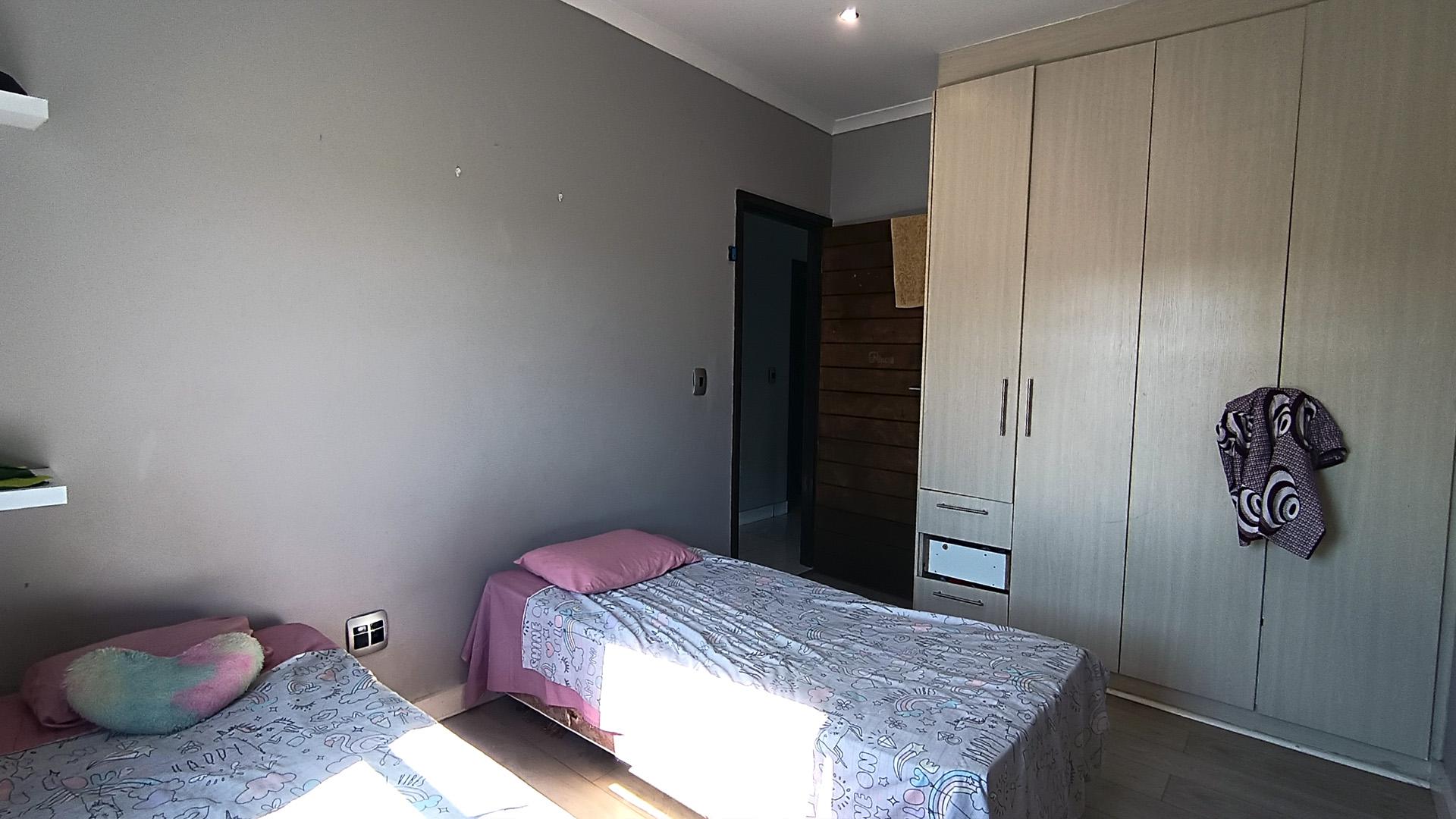 Bed Room 2 - 14 square meters of property in Parklands