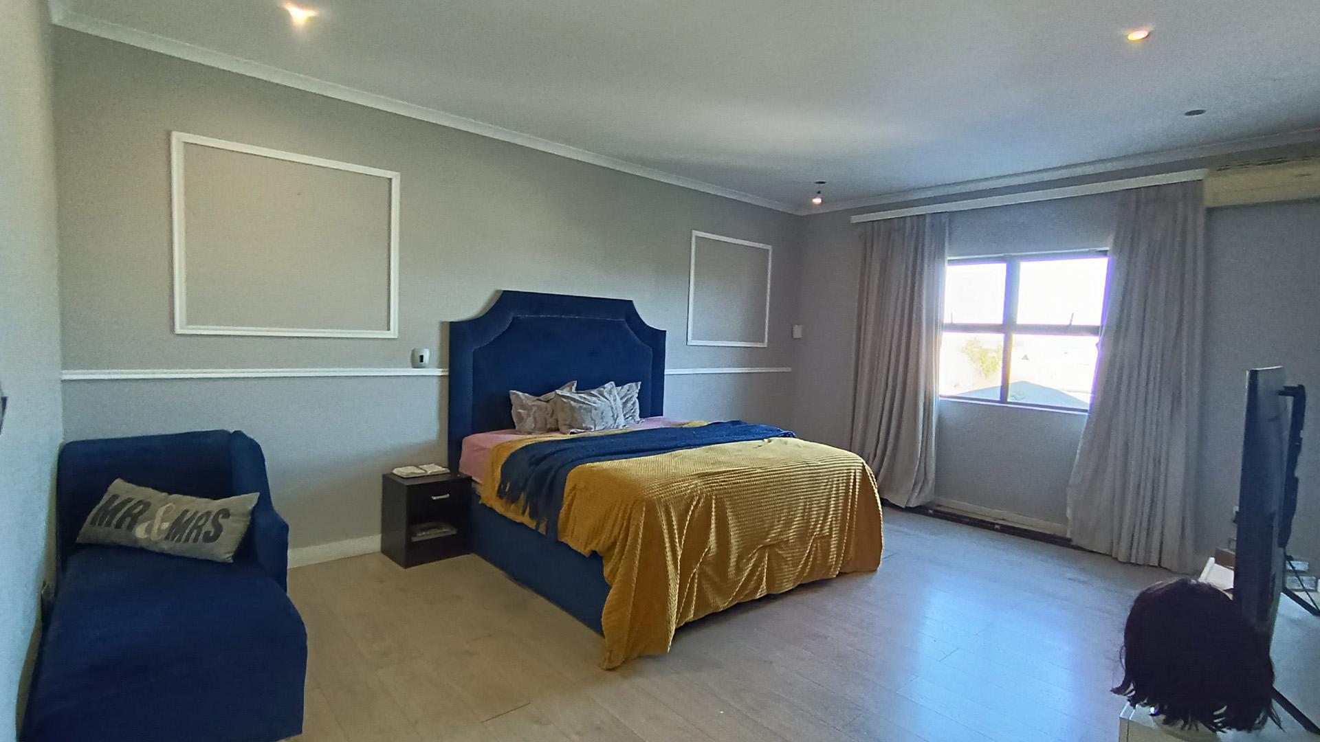 Main Bedroom - 33 square meters of property in Parklands