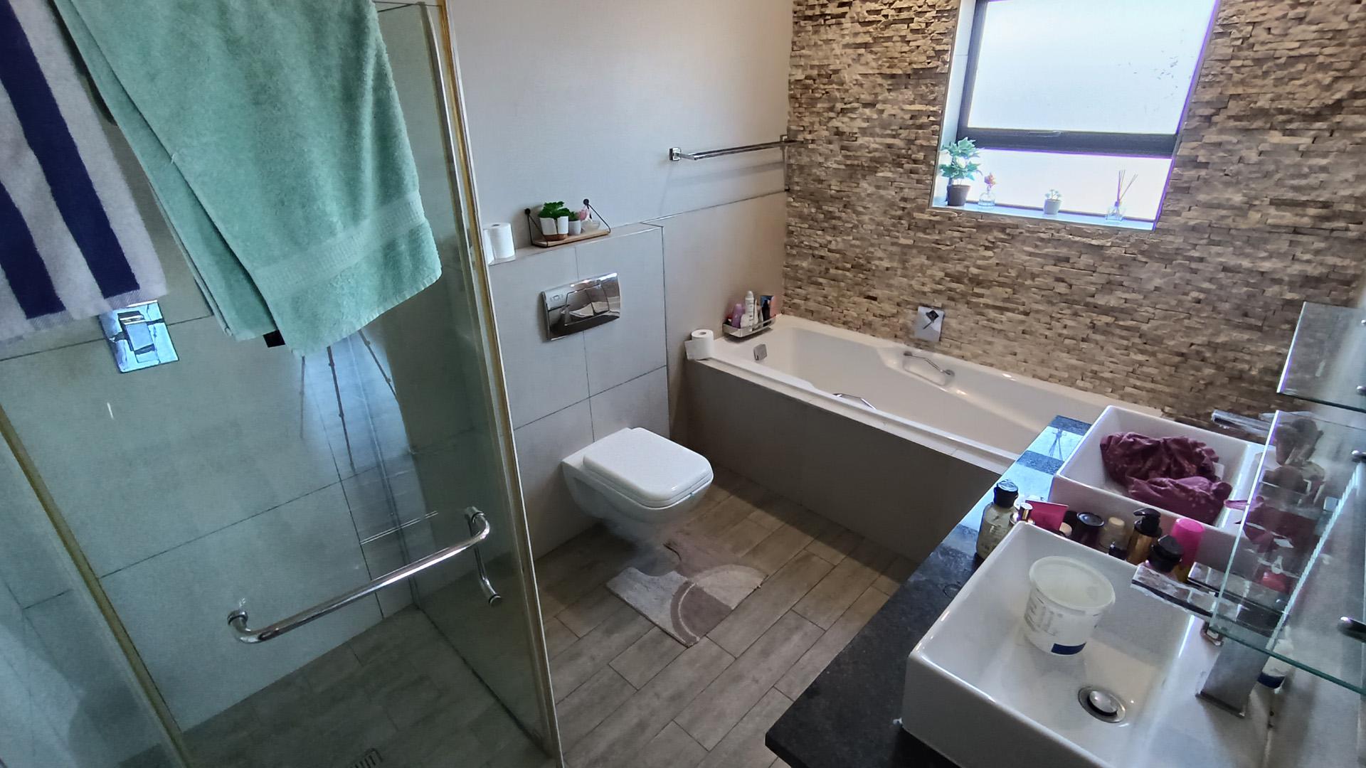 Main Bathroom - 9 square meters of property in Parklands