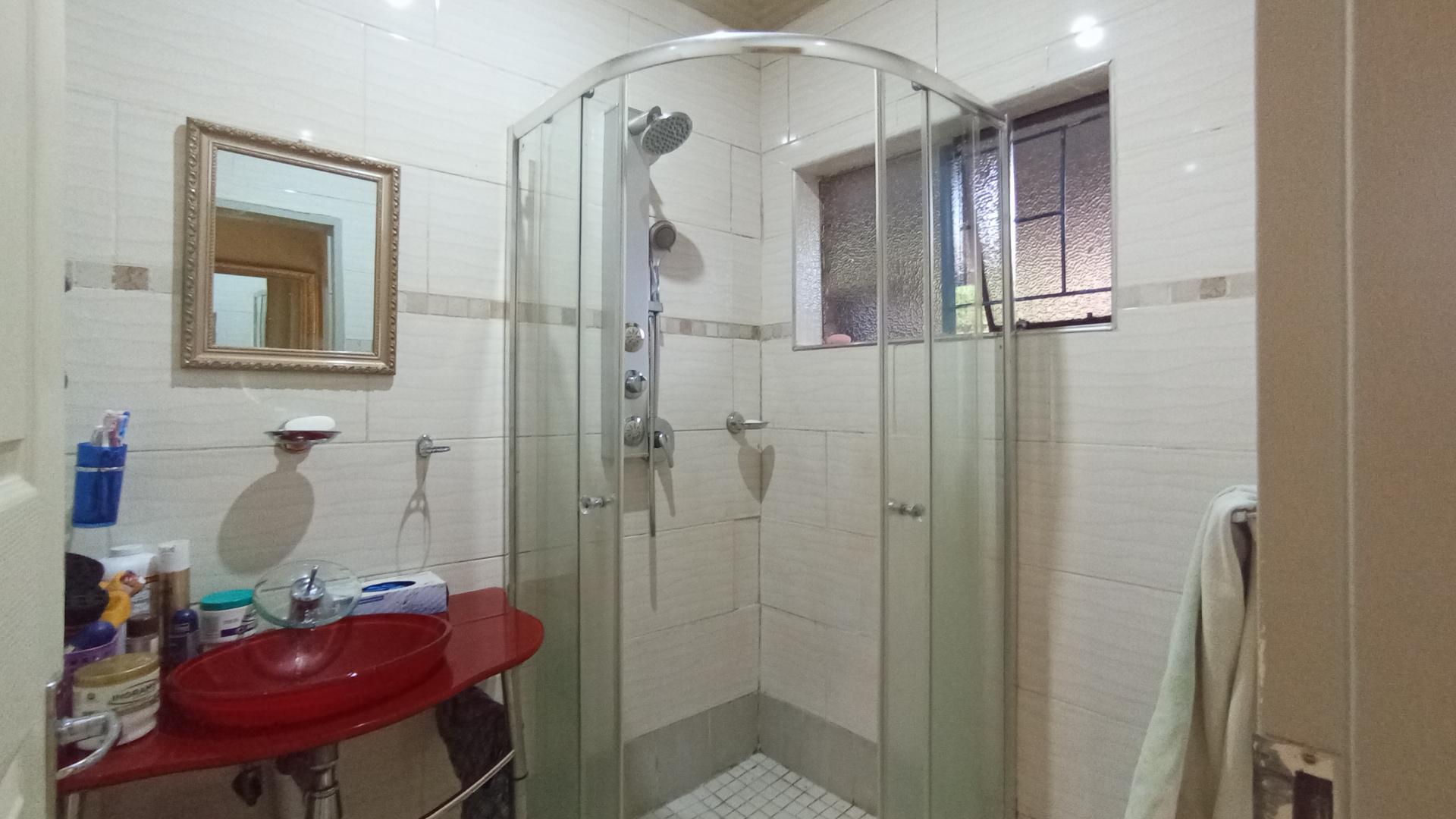 Bathroom 1 - 6 square meters of property in Karenpark