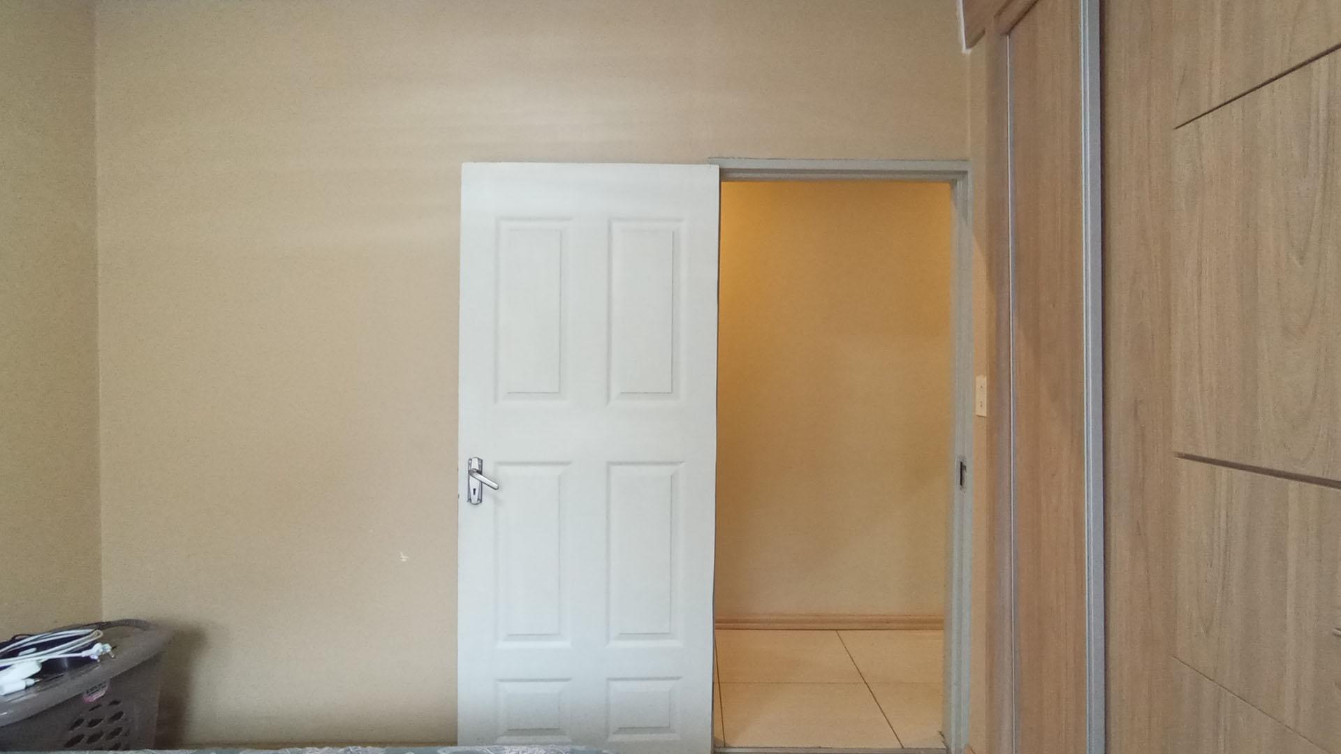 Bed Room 1 - 11 square meters of property in Karenpark