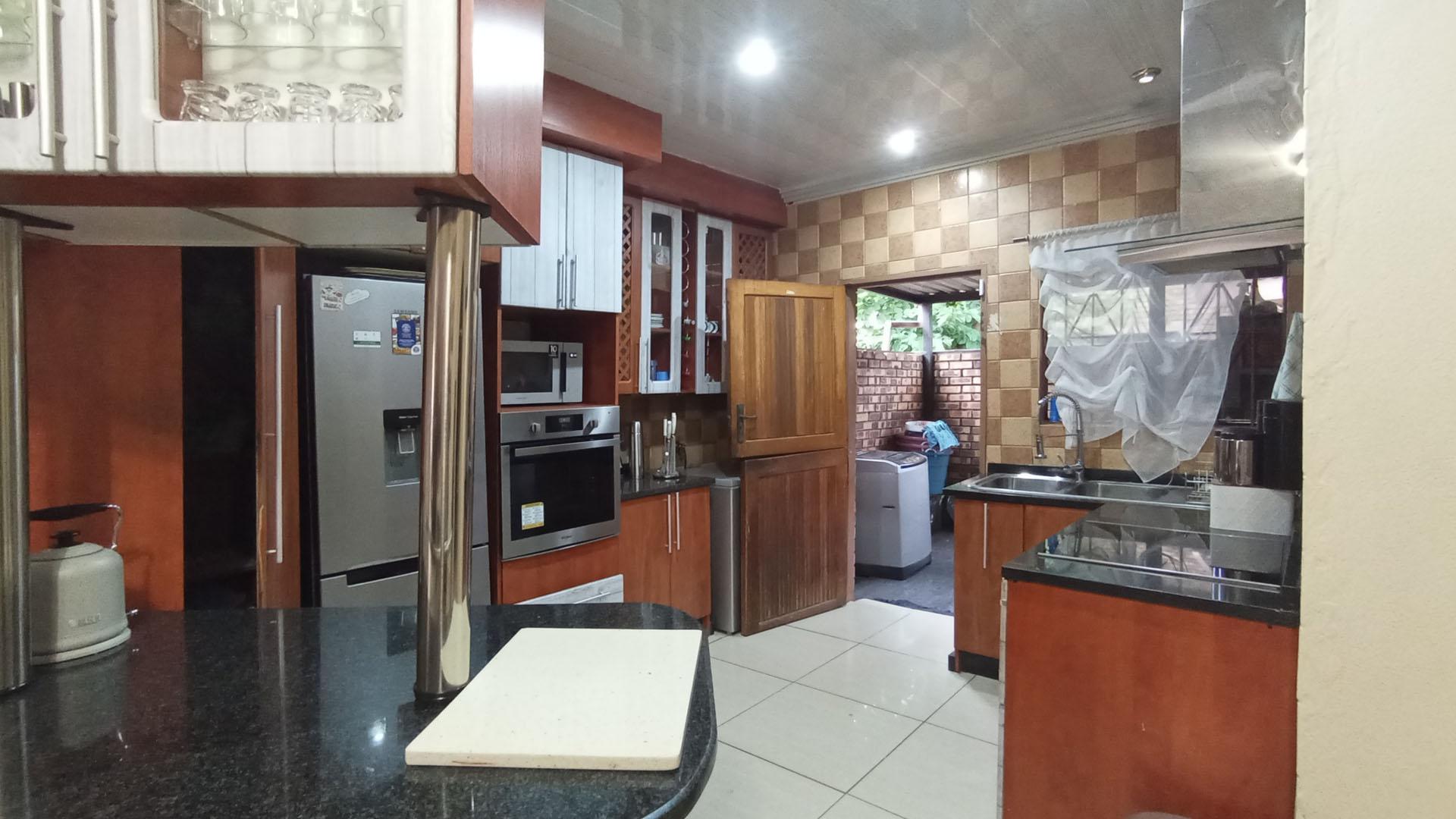 Kitchen - 12 square meters of property in Karenpark