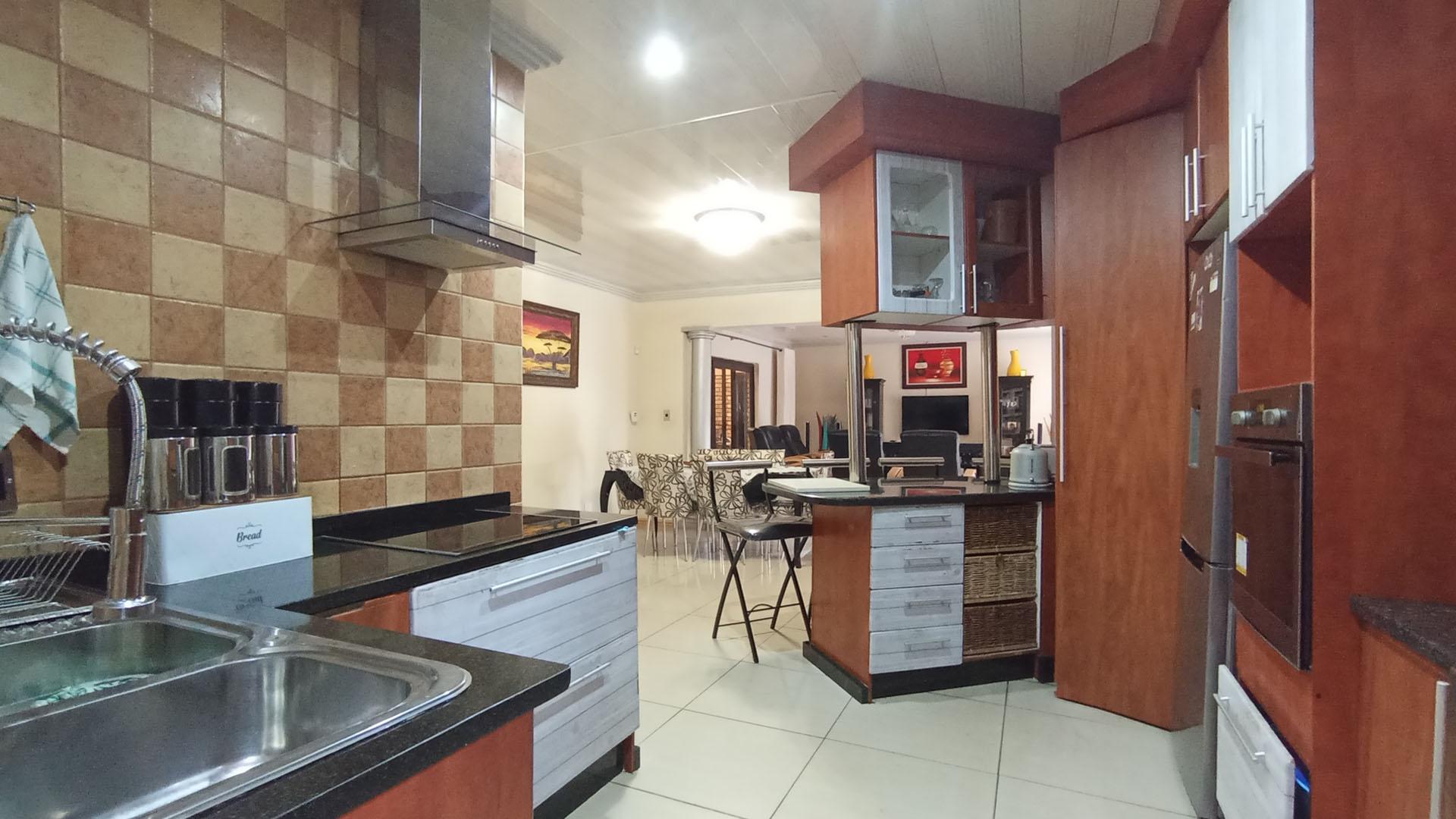 Kitchen - 12 square meters of property in Karenpark