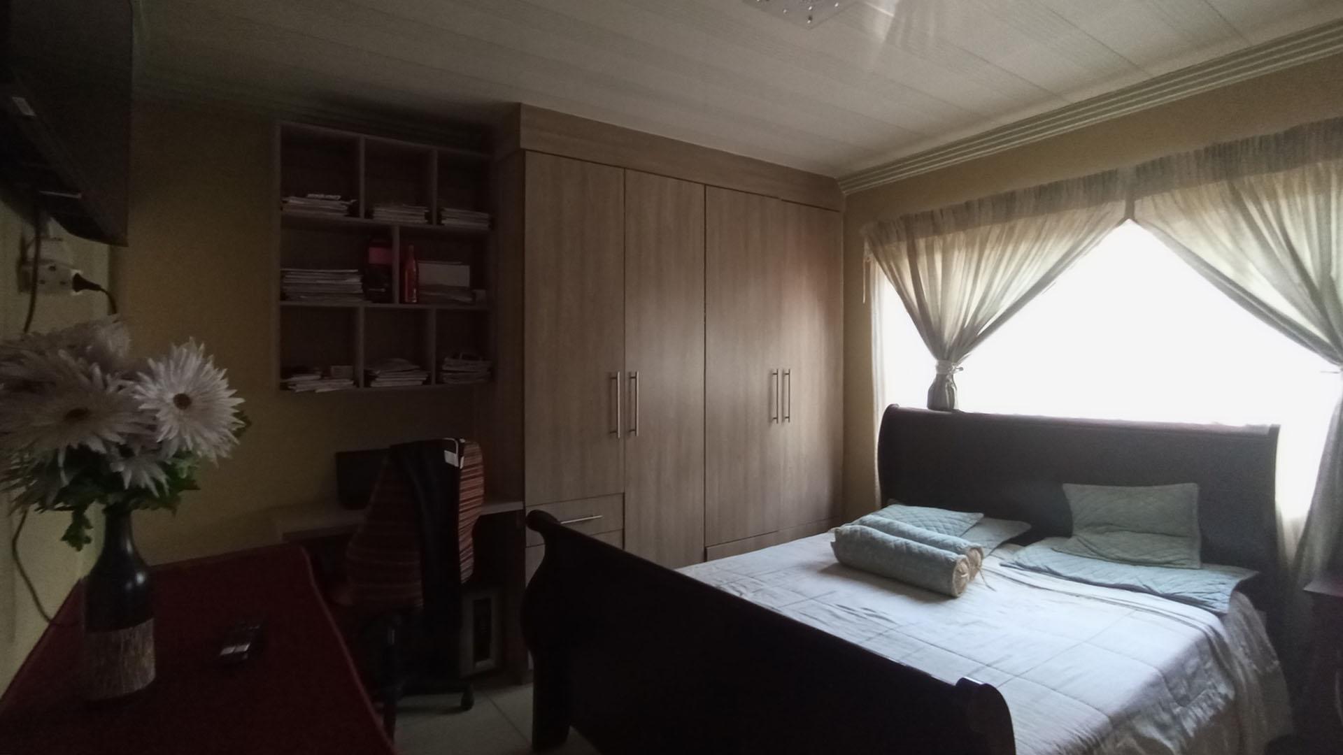 Bed Room 3 - 17 square meters of property in Karenpark