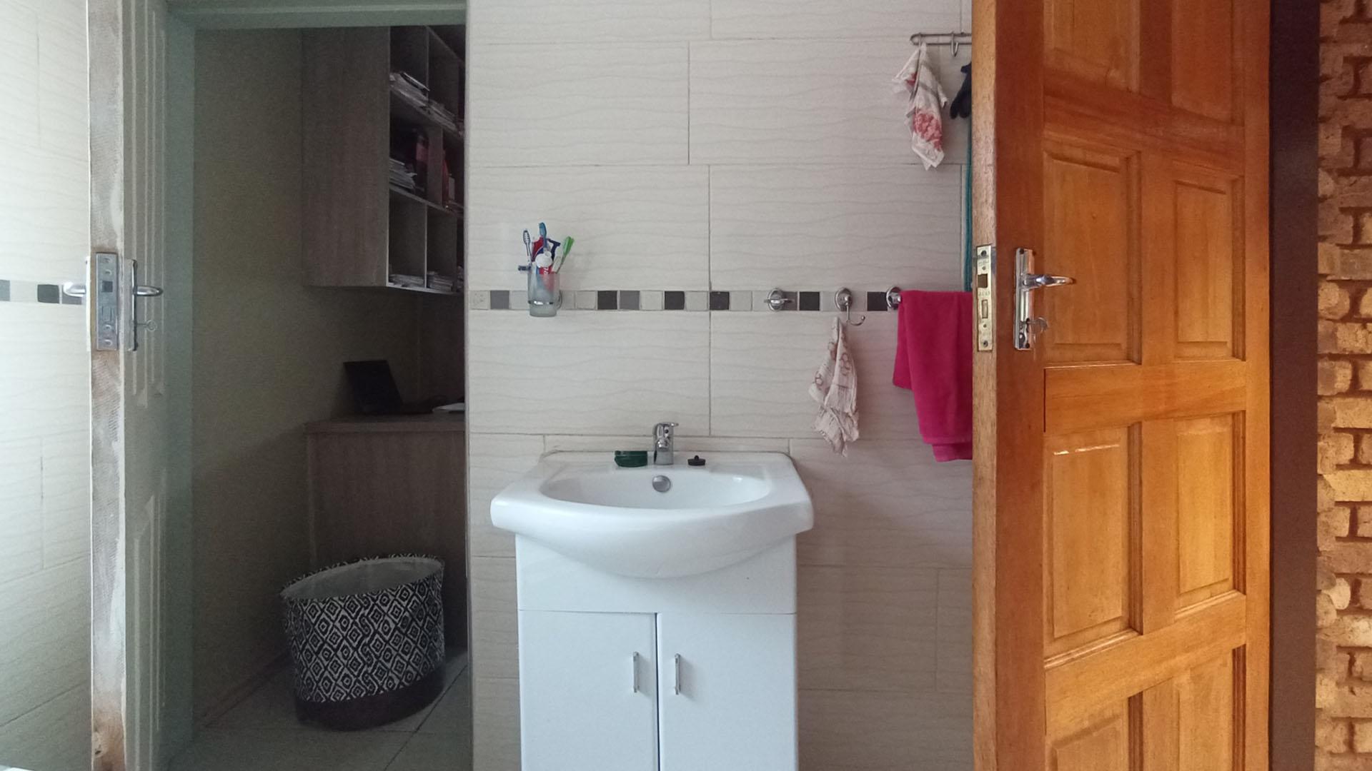 Bathroom 2 - 7 square meters of property in Karenpark