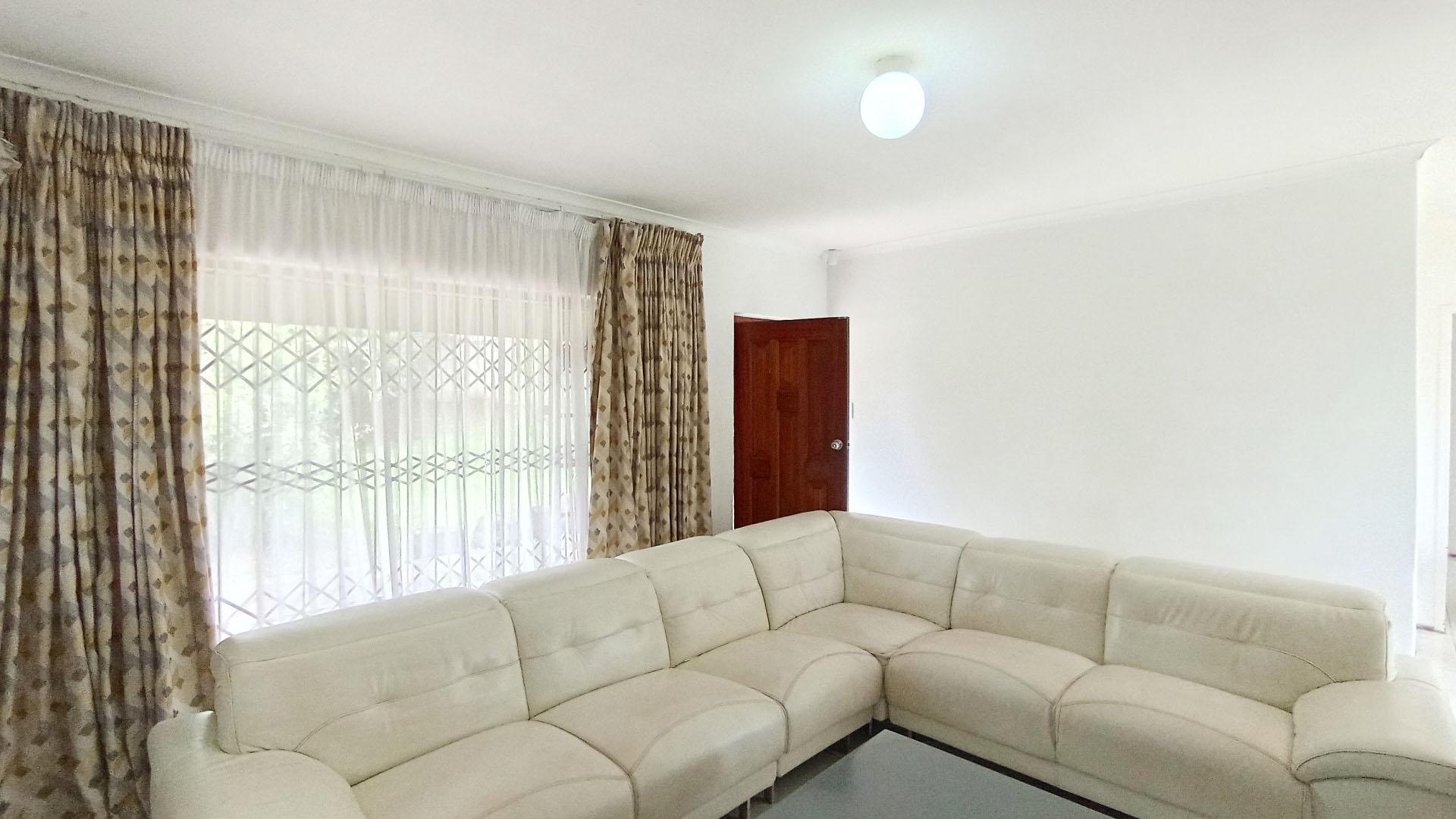 Lounges - 21 square meters of property in Hazelmere