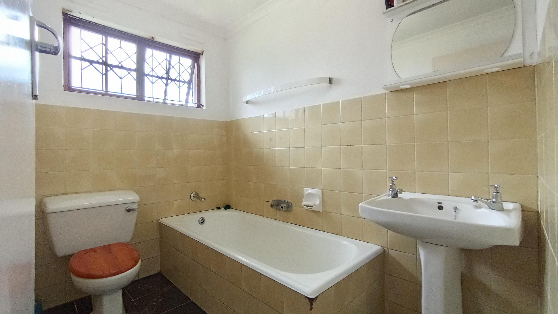 Bathroom 1 - 5 square meters of property in Hazelmere
