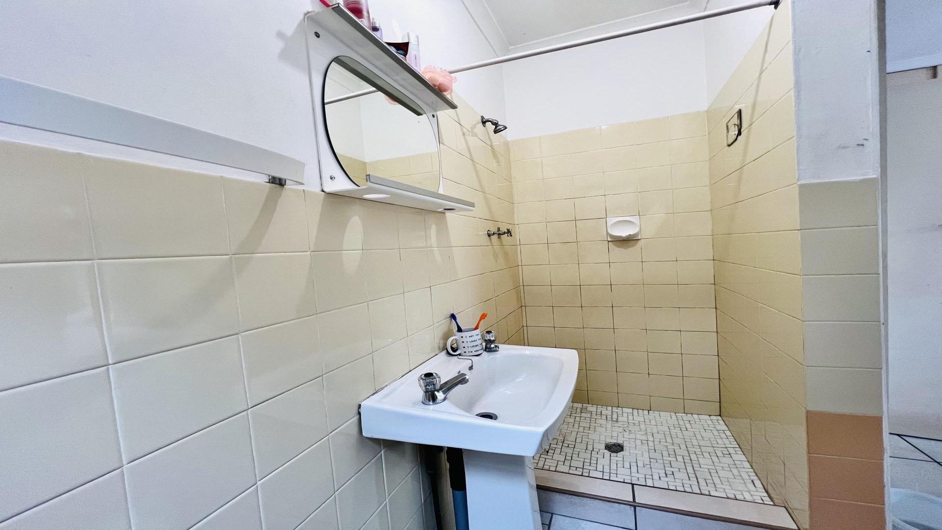 Bathroom 2 - 3 square meters of property in Hazelmere