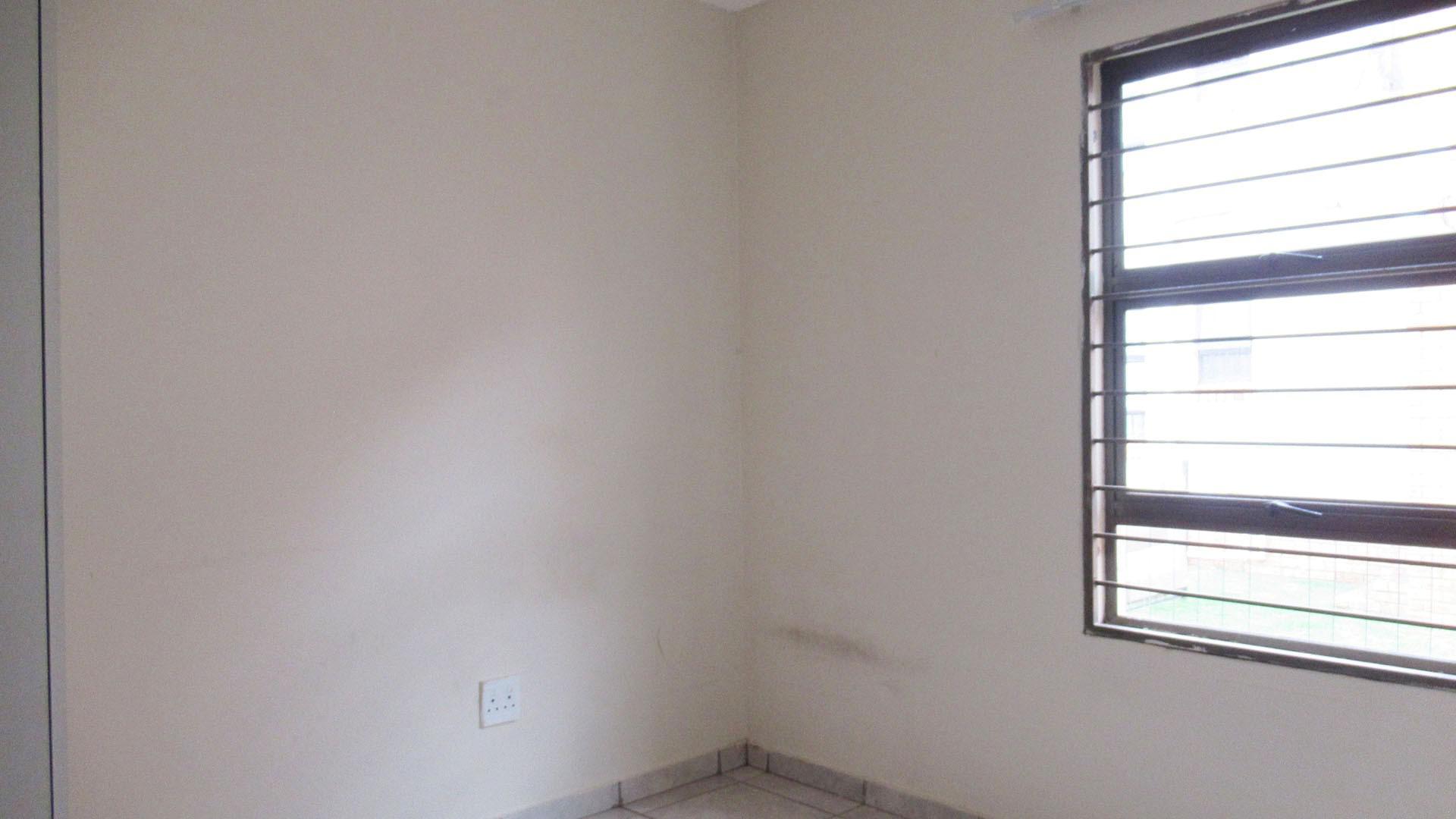 Bed Room 1 - 11 square meters of property in Groblerpark