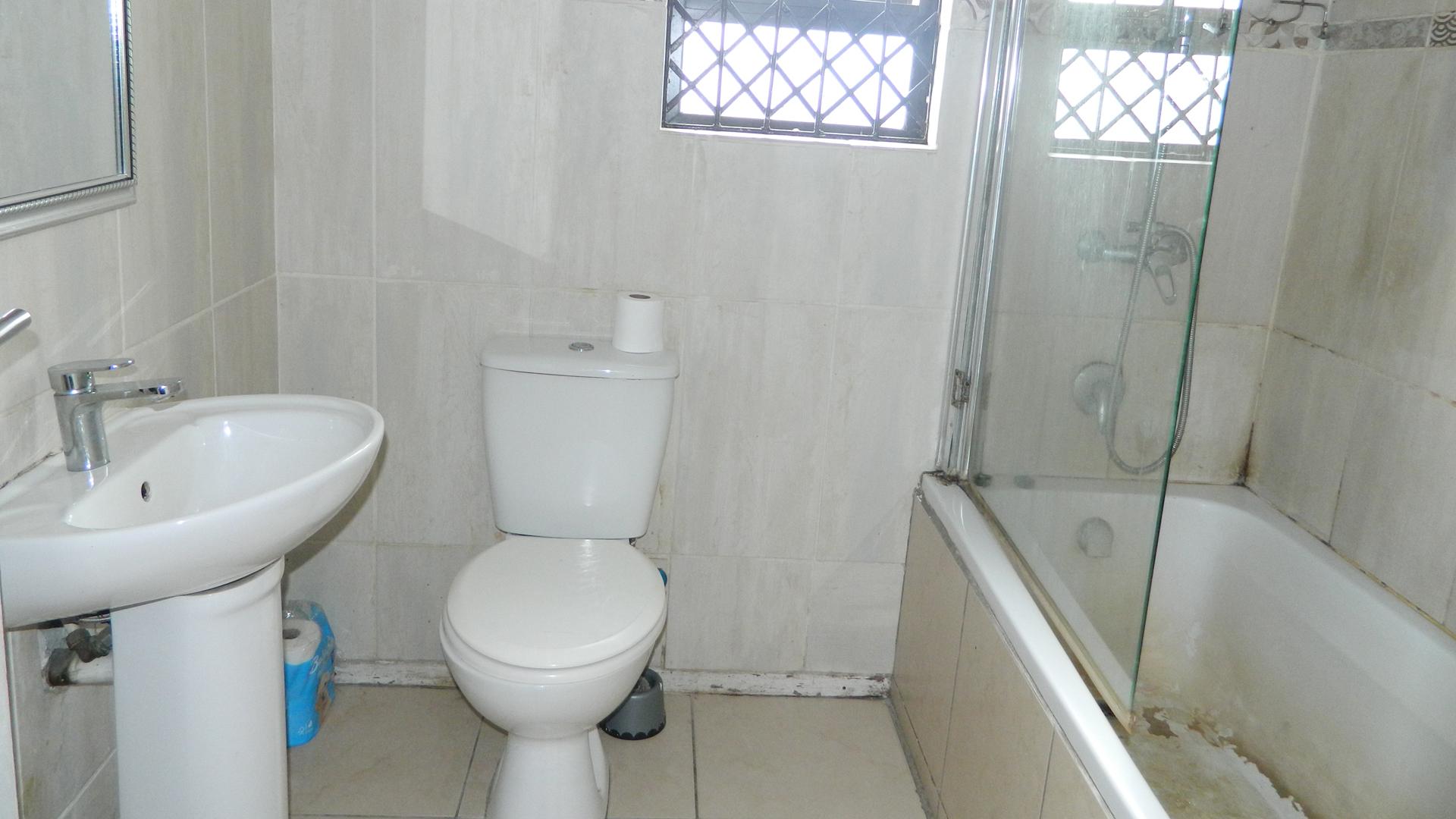 Bathroom 1 of property in Philipi