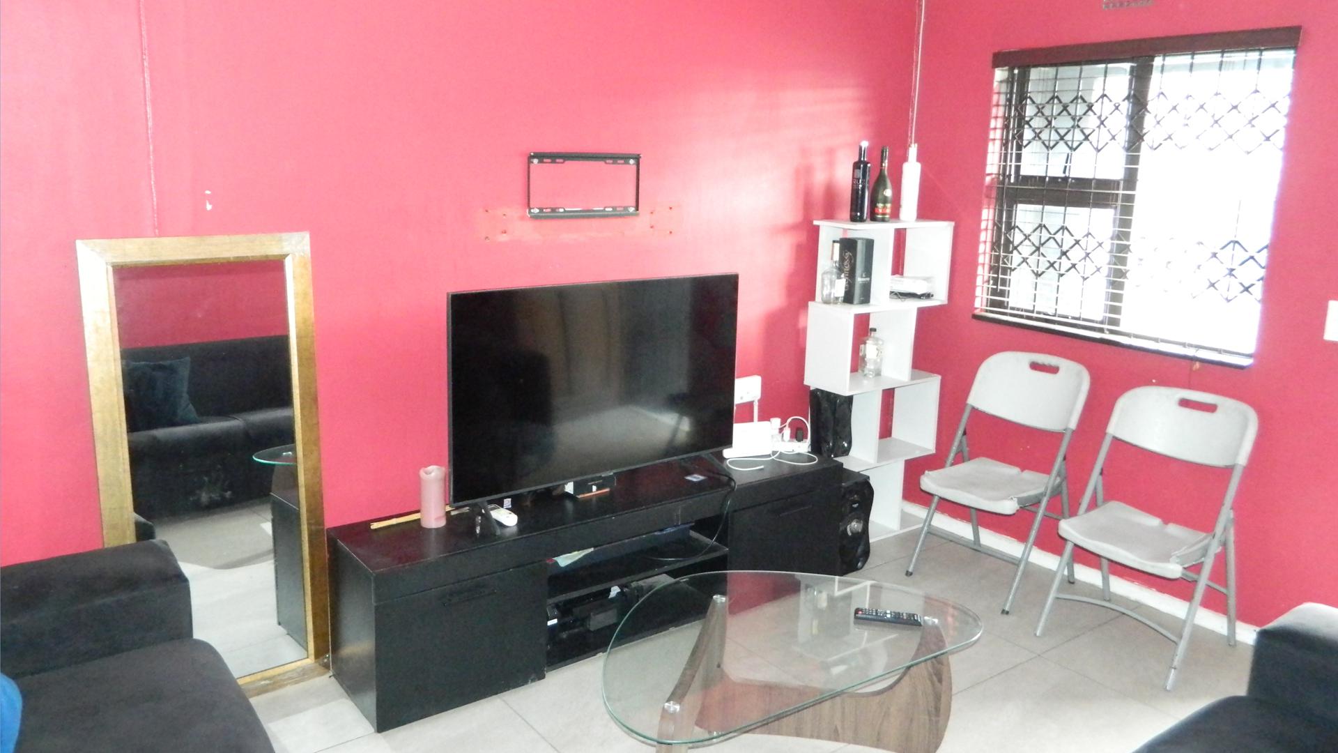 Lounges of property in Philipi