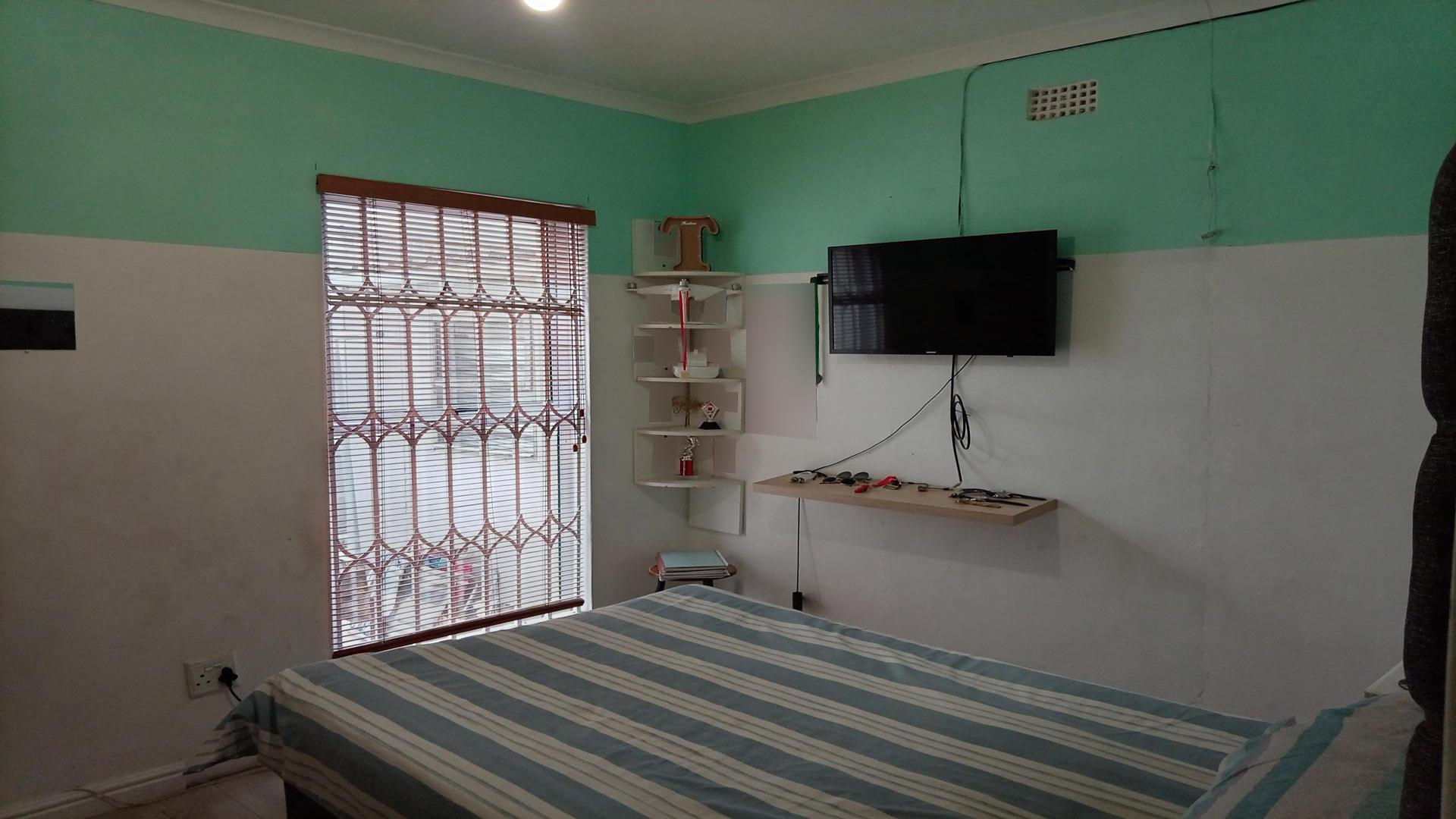 Bed Room 1 of property in Weltevreden Valley