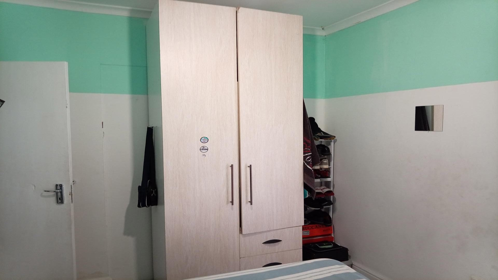 Bed Room 1 of property in Weltevreden Valley