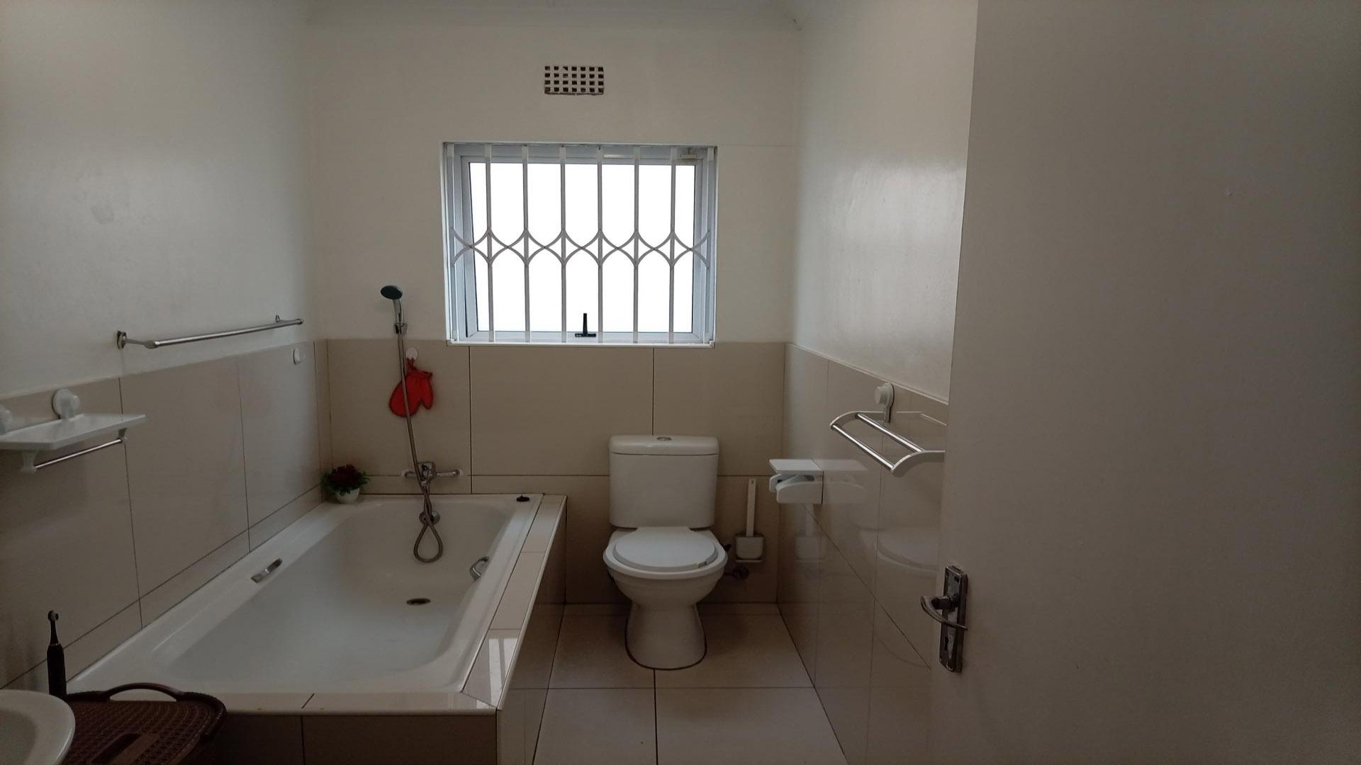 Bathroom 2 of property in Weltevreden Valley