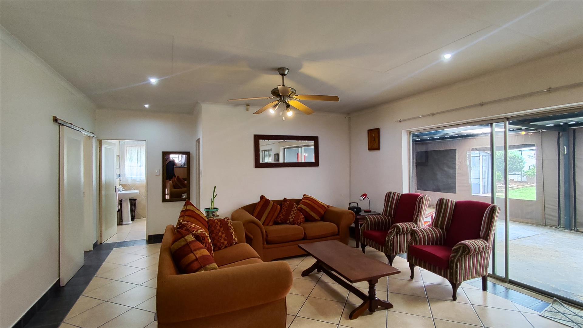 Lounges - 25 square meters of property in Van Riebeeckpark