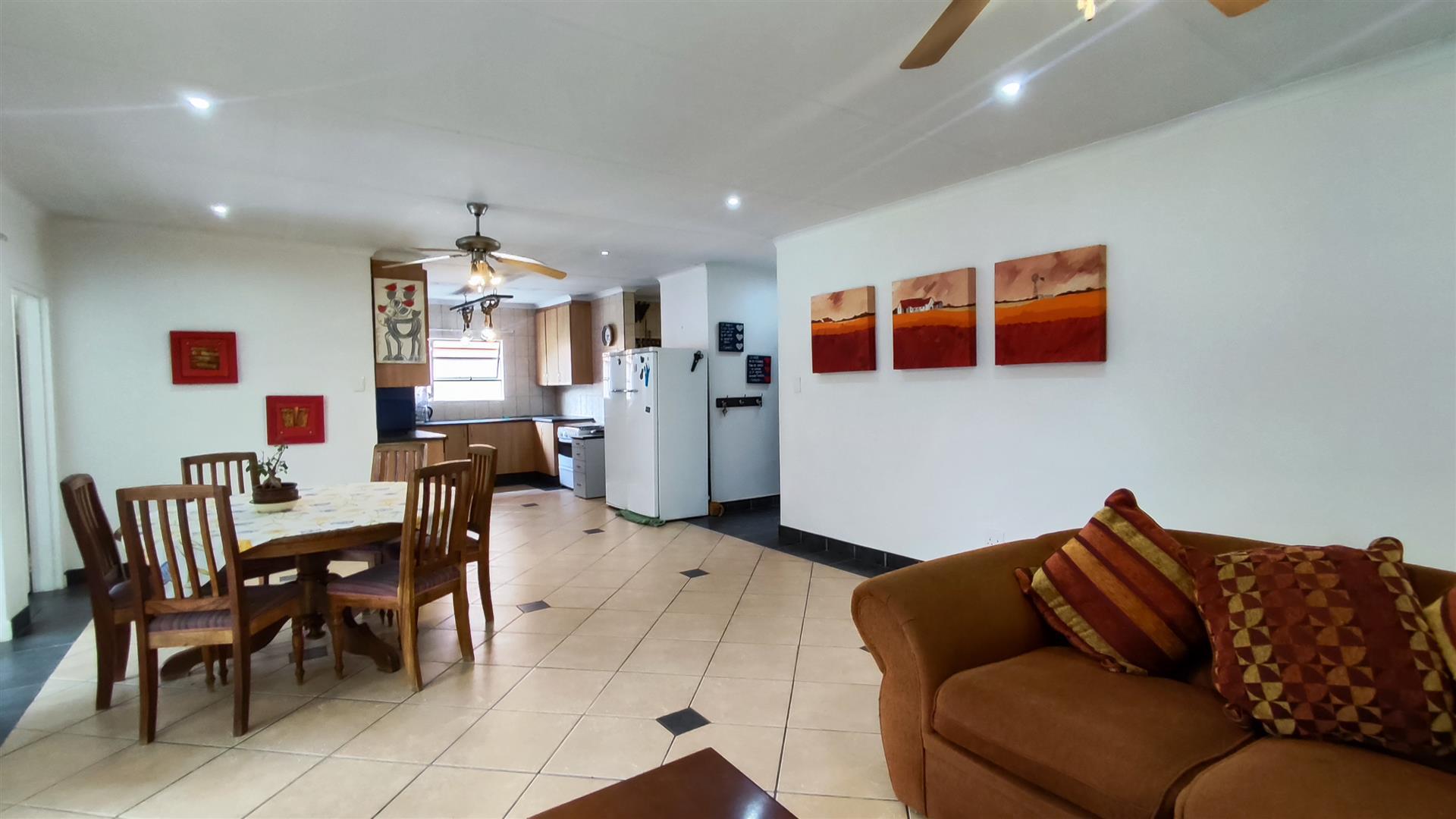 Lounges - 25 square meters of property in Van Riebeeckpark