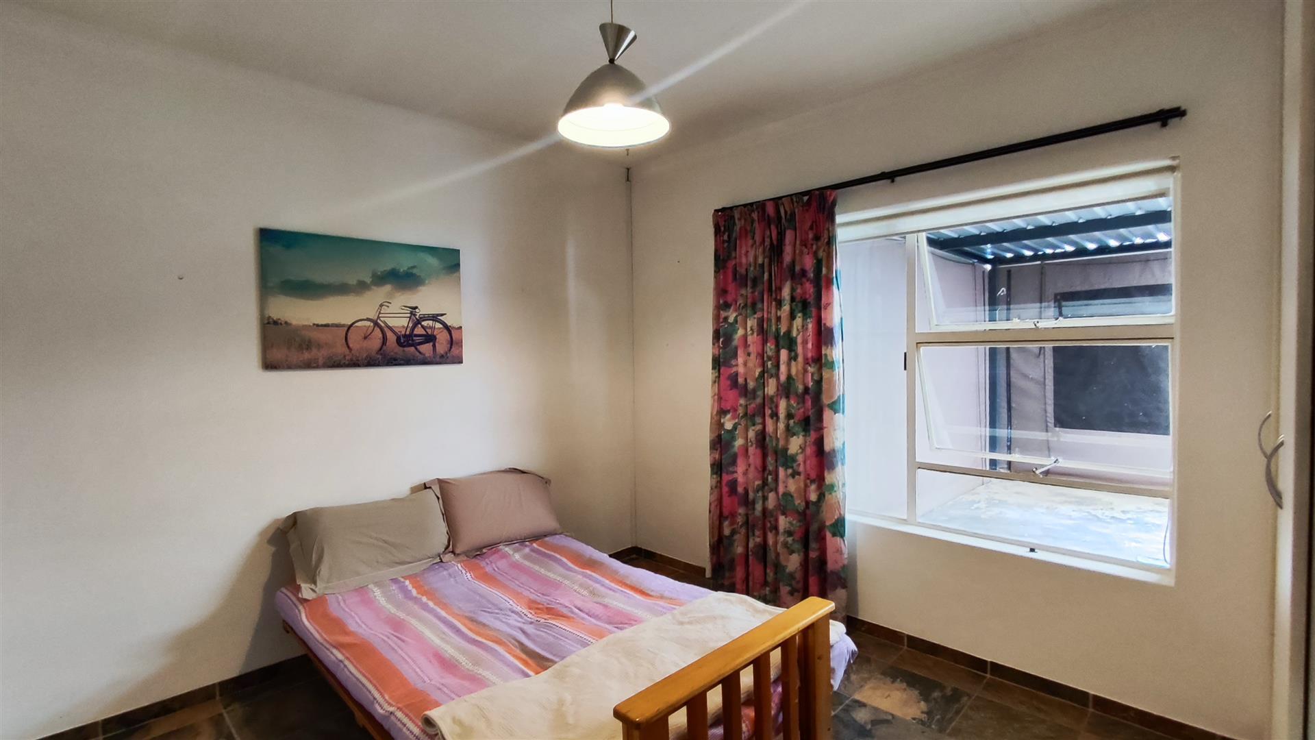 Bed Room 1 - 14 square meters of property in Van Riebeeckpark