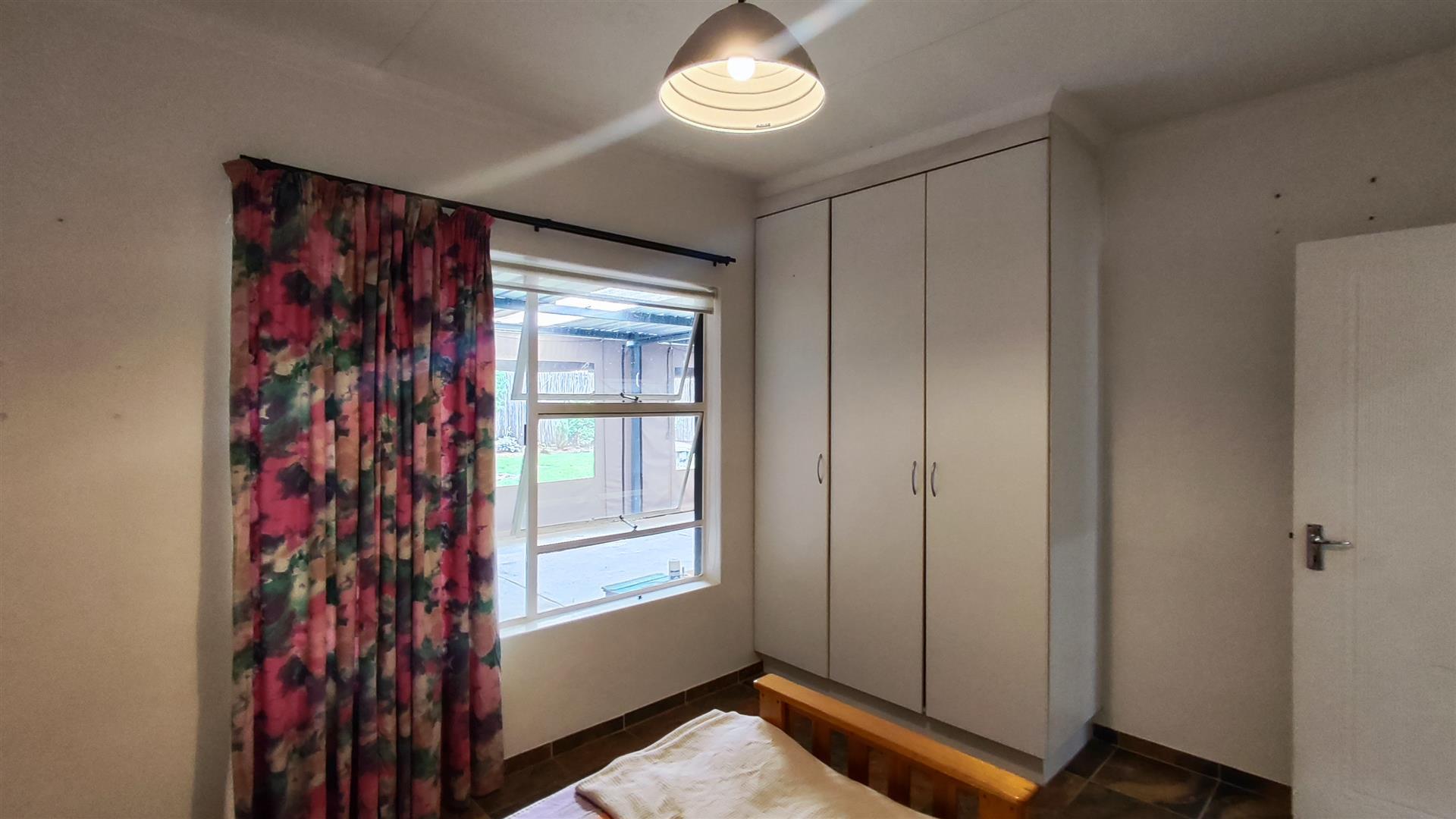 Bed Room 1 - 14 square meters of property in Van Riebeeckpark