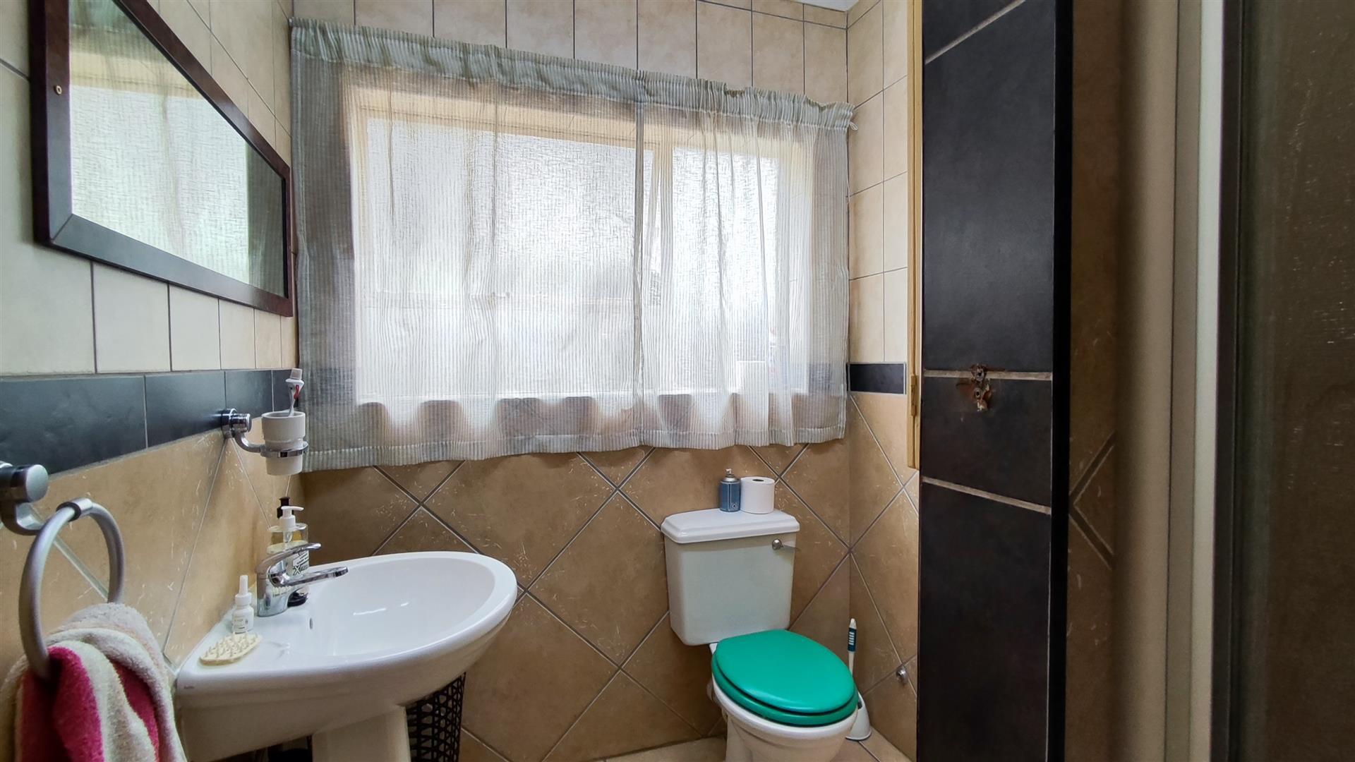 Bathroom 1 - 6 square meters of property in Van Riebeeckpark