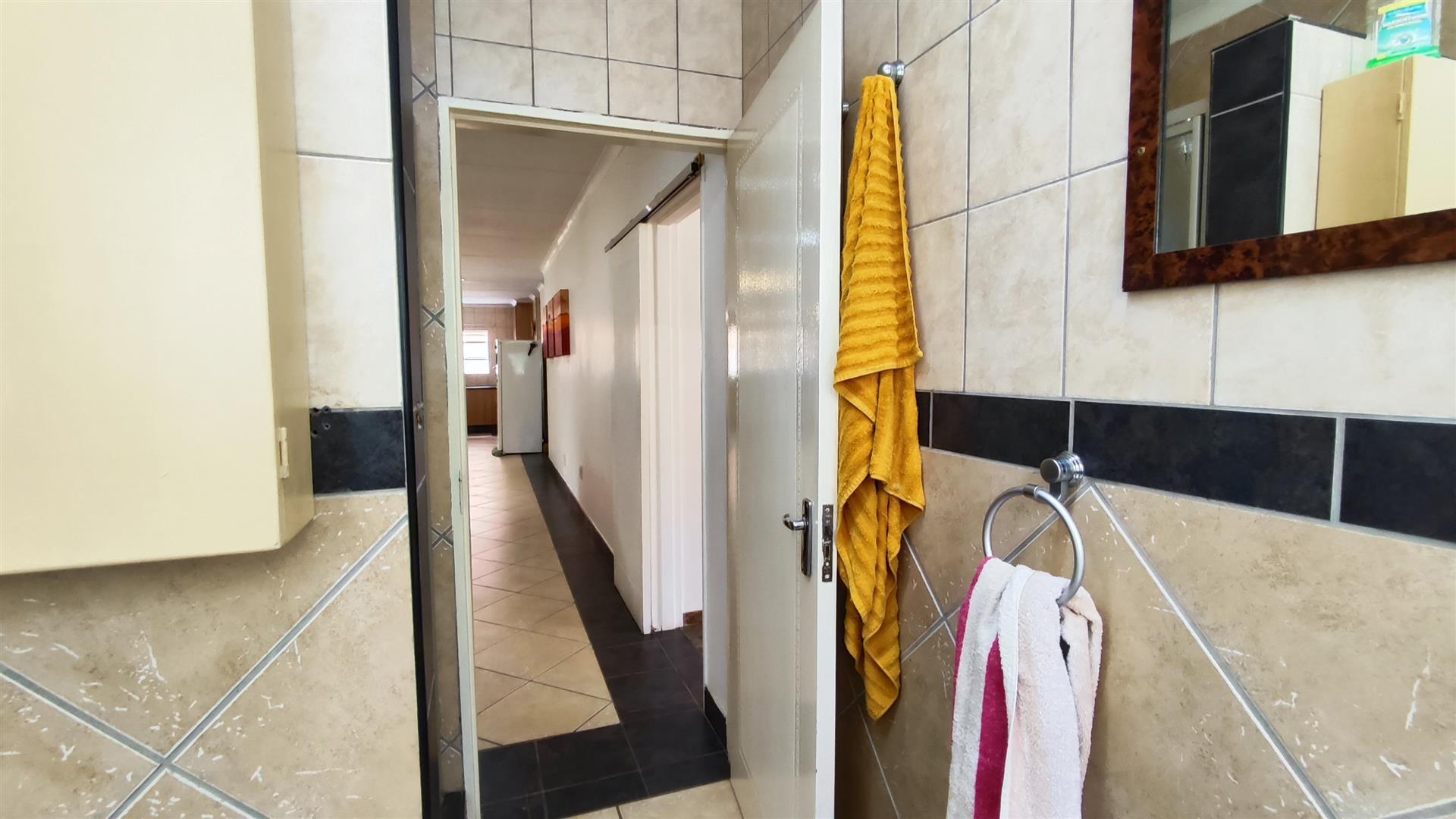 Bathroom 1 - 6 square meters of property in Van Riebeeckpark