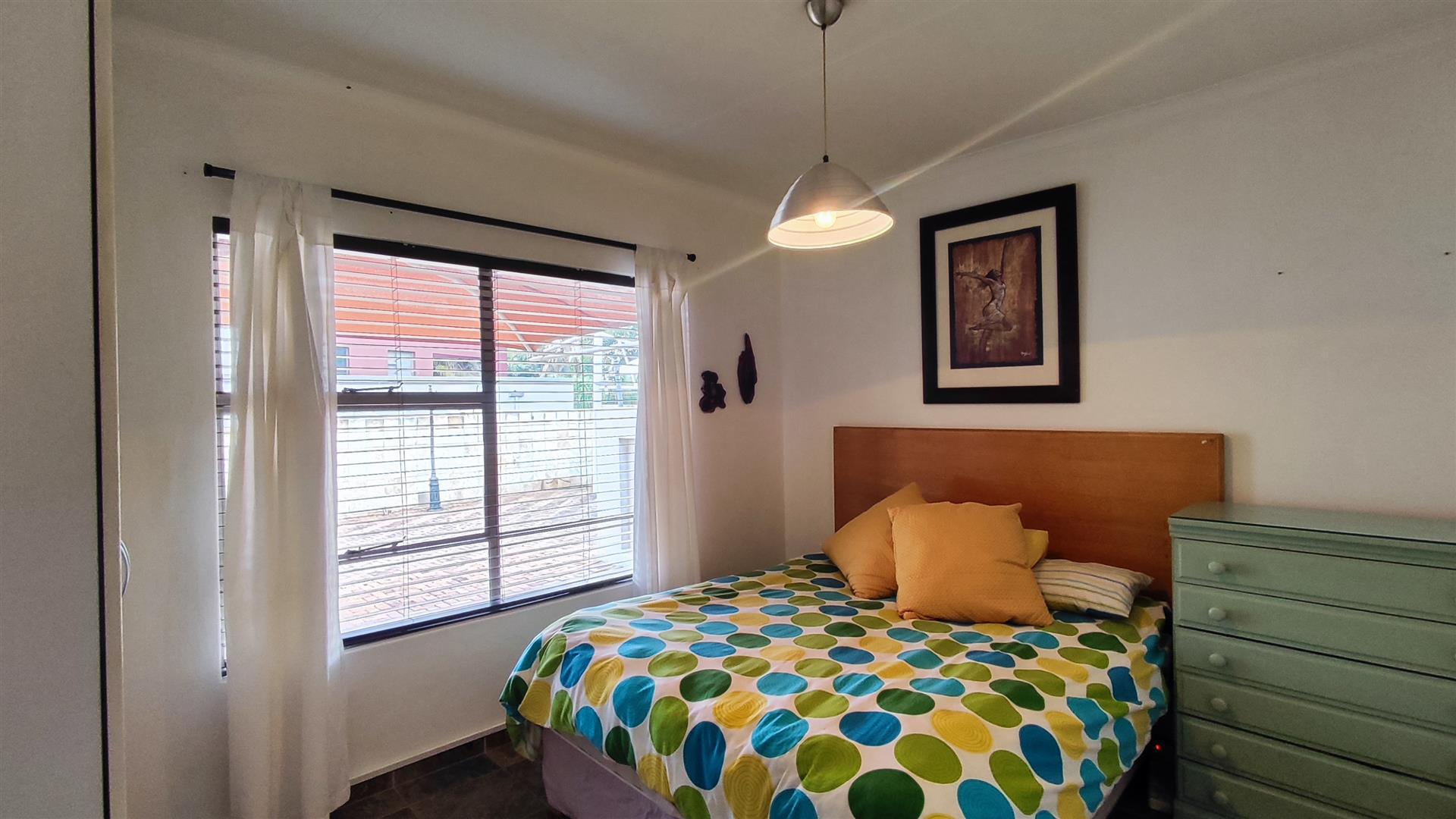 Bed Room 2 - 14 square meters of property in Van Riebeeckpark