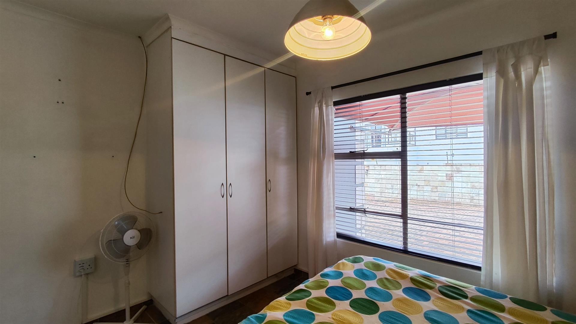 Bed Room 2 - 14 square meters of property in Van Riebeeckpark