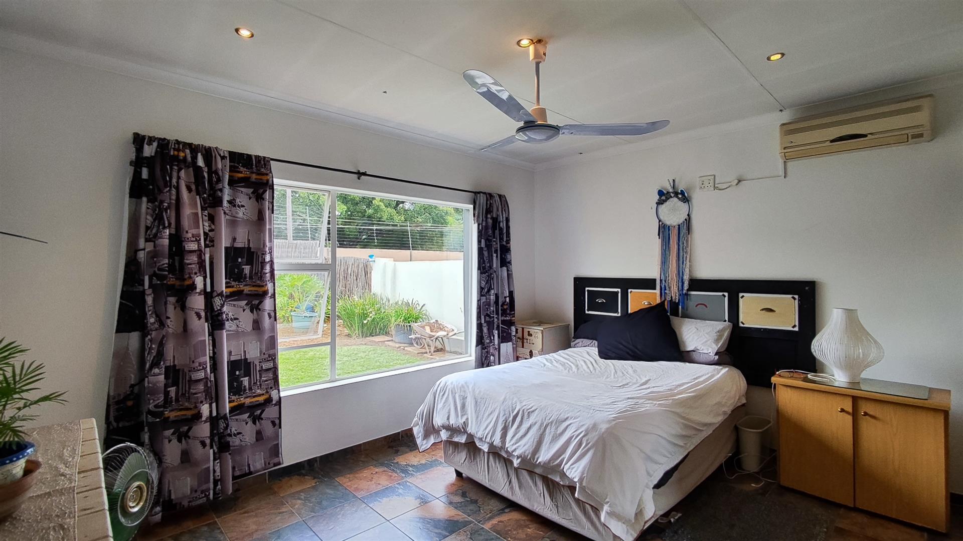 Main Bedroom - 20 square meters of property in Van Riebeeckpark