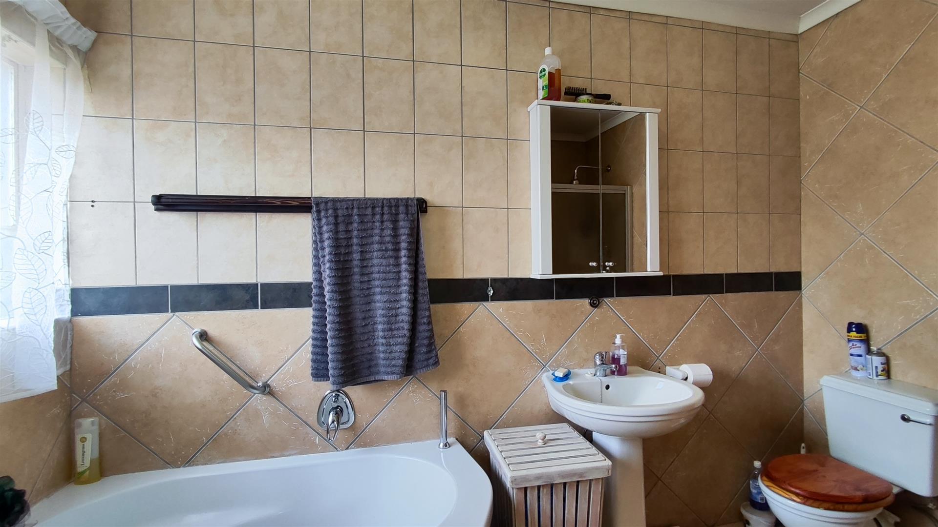 Main Bathroom - 7 square meters of property in Van Riebeeckpark