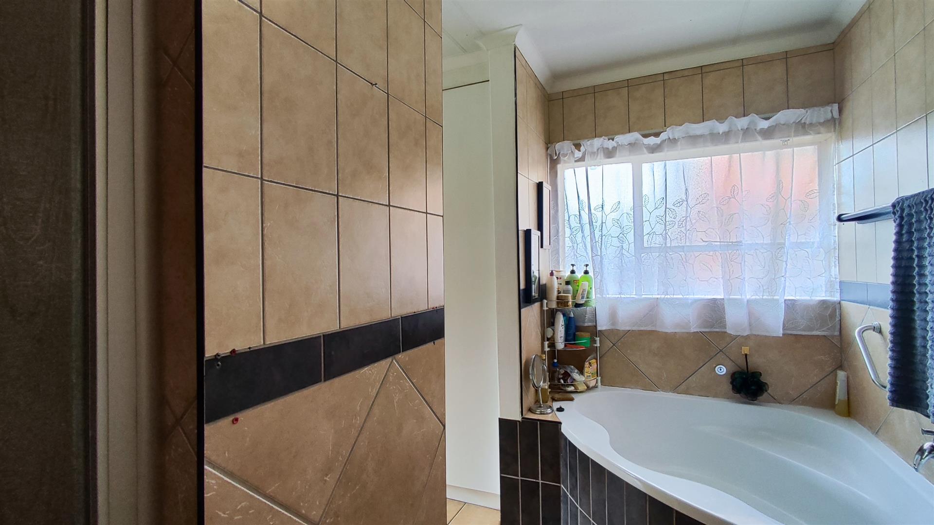 Main Bathroom - 7 square meters of property in Van Riebeeckpark