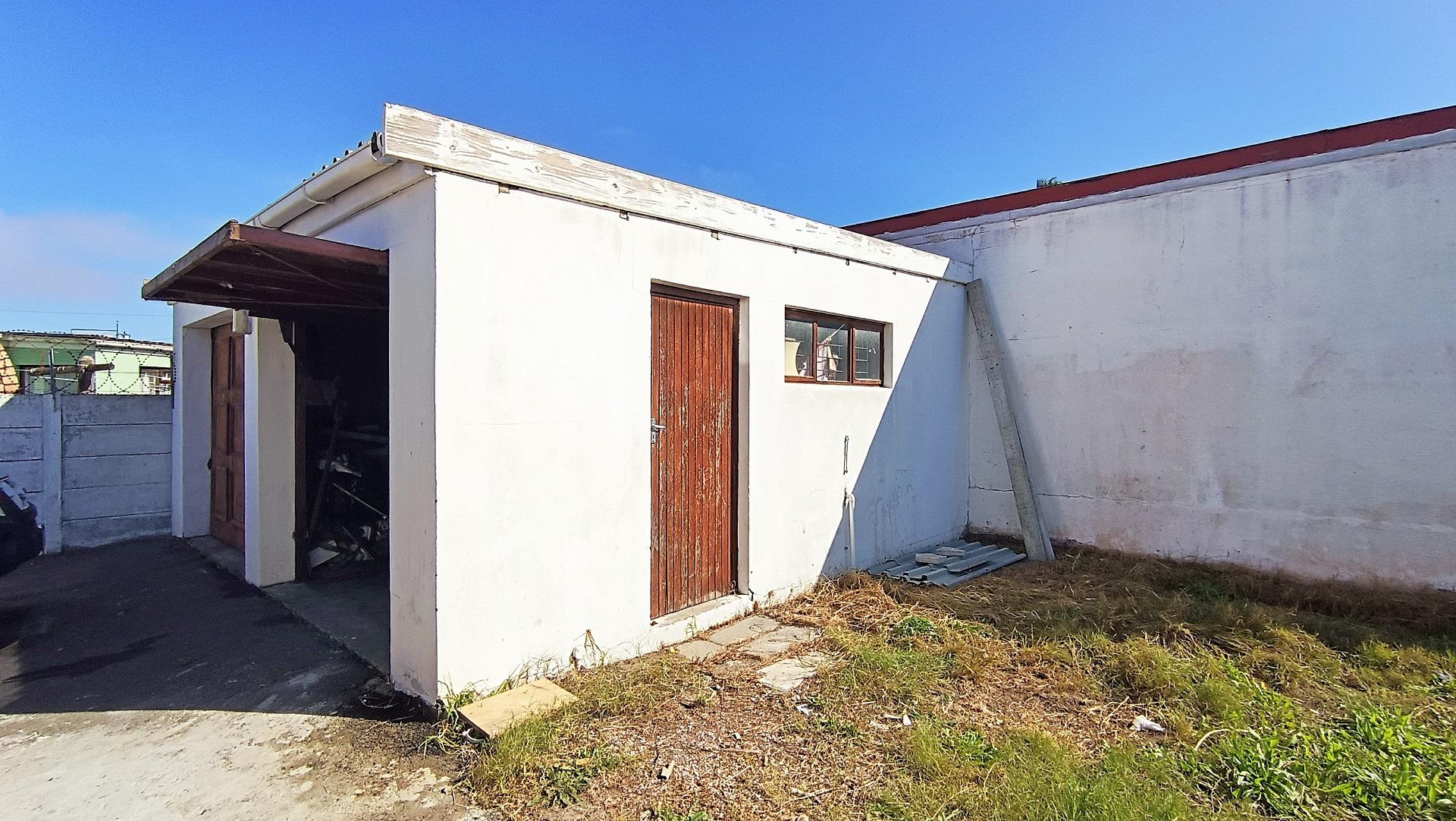 Garage - 42 square meters of property in Grassy Park