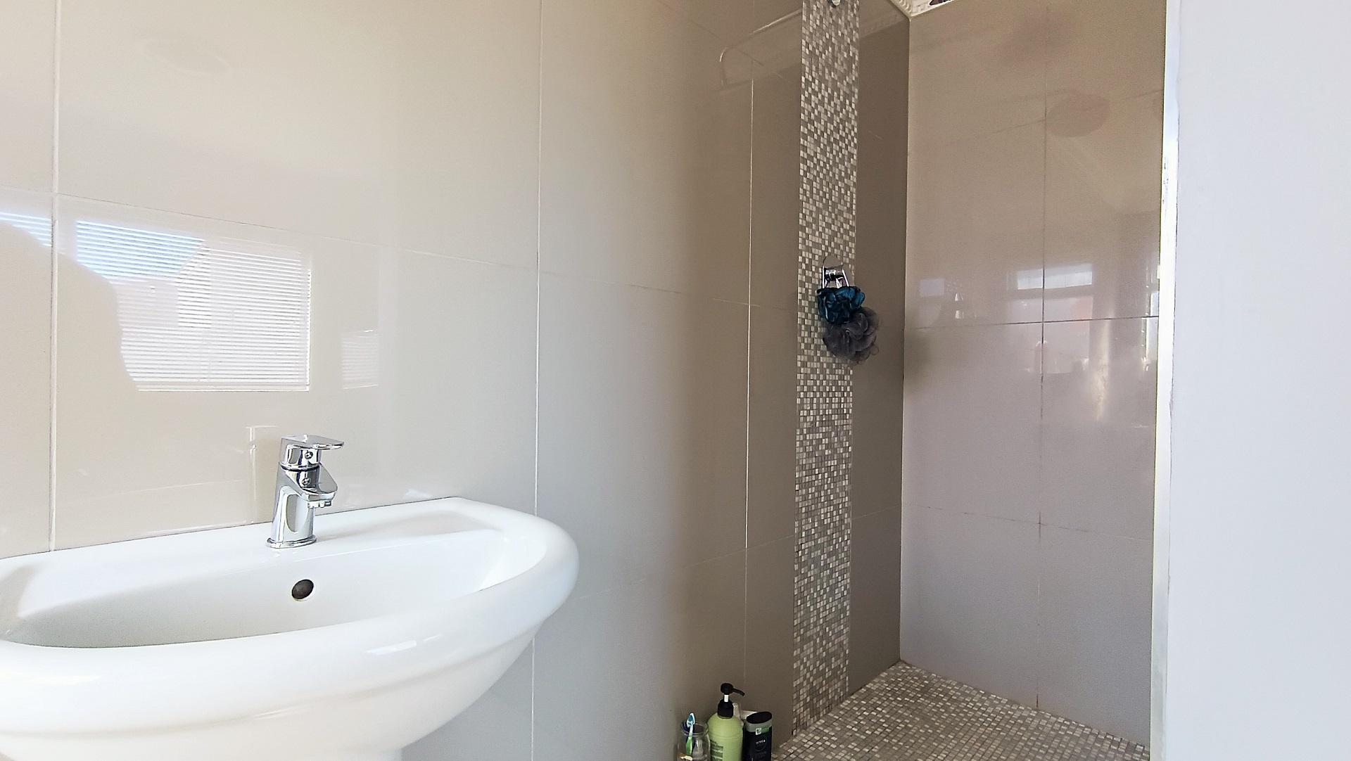 Main Bathroom - 4 square meters of property in Grassy Park