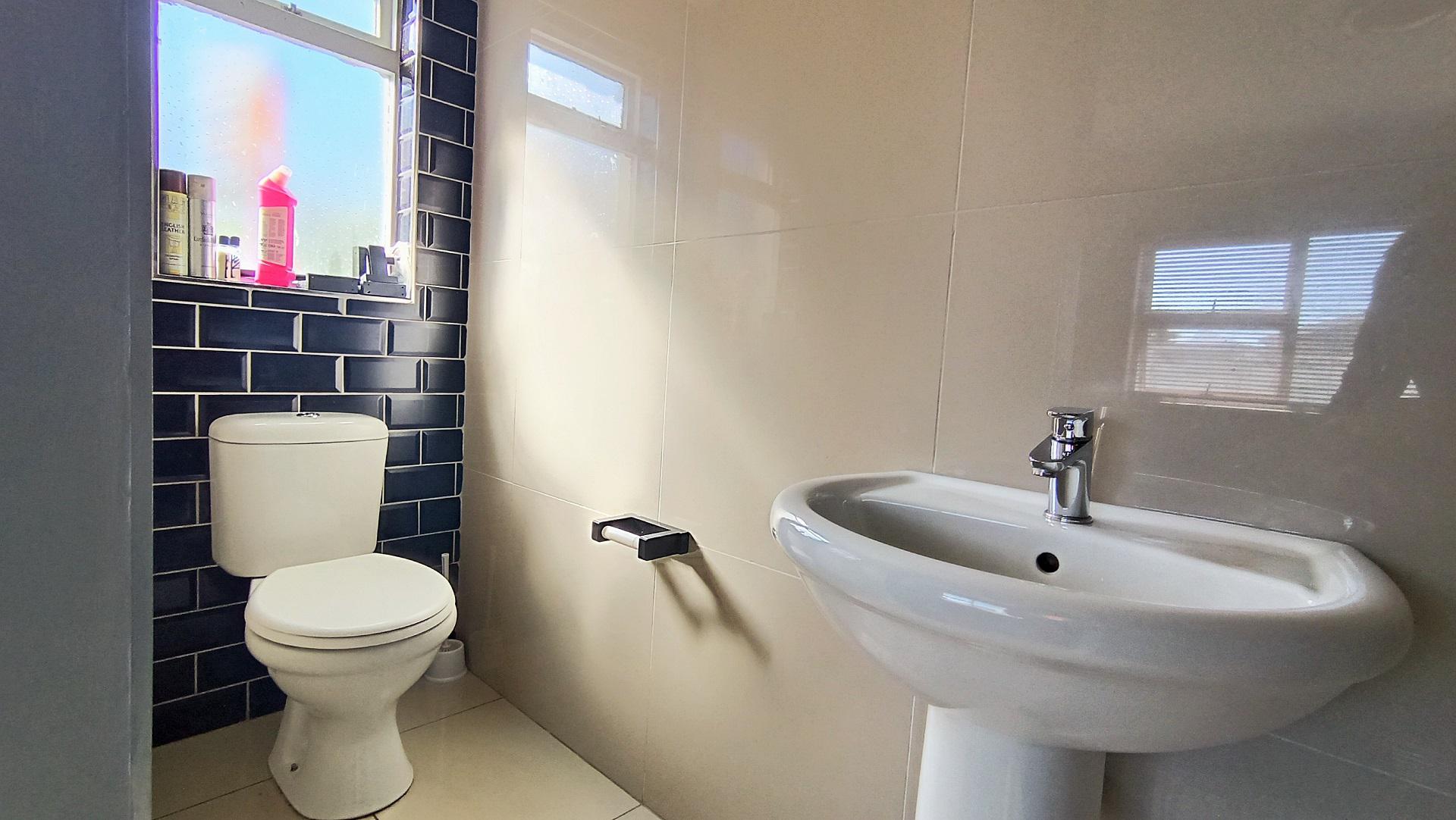 Main Bathroom - 4 square meters of property in Grassy Park