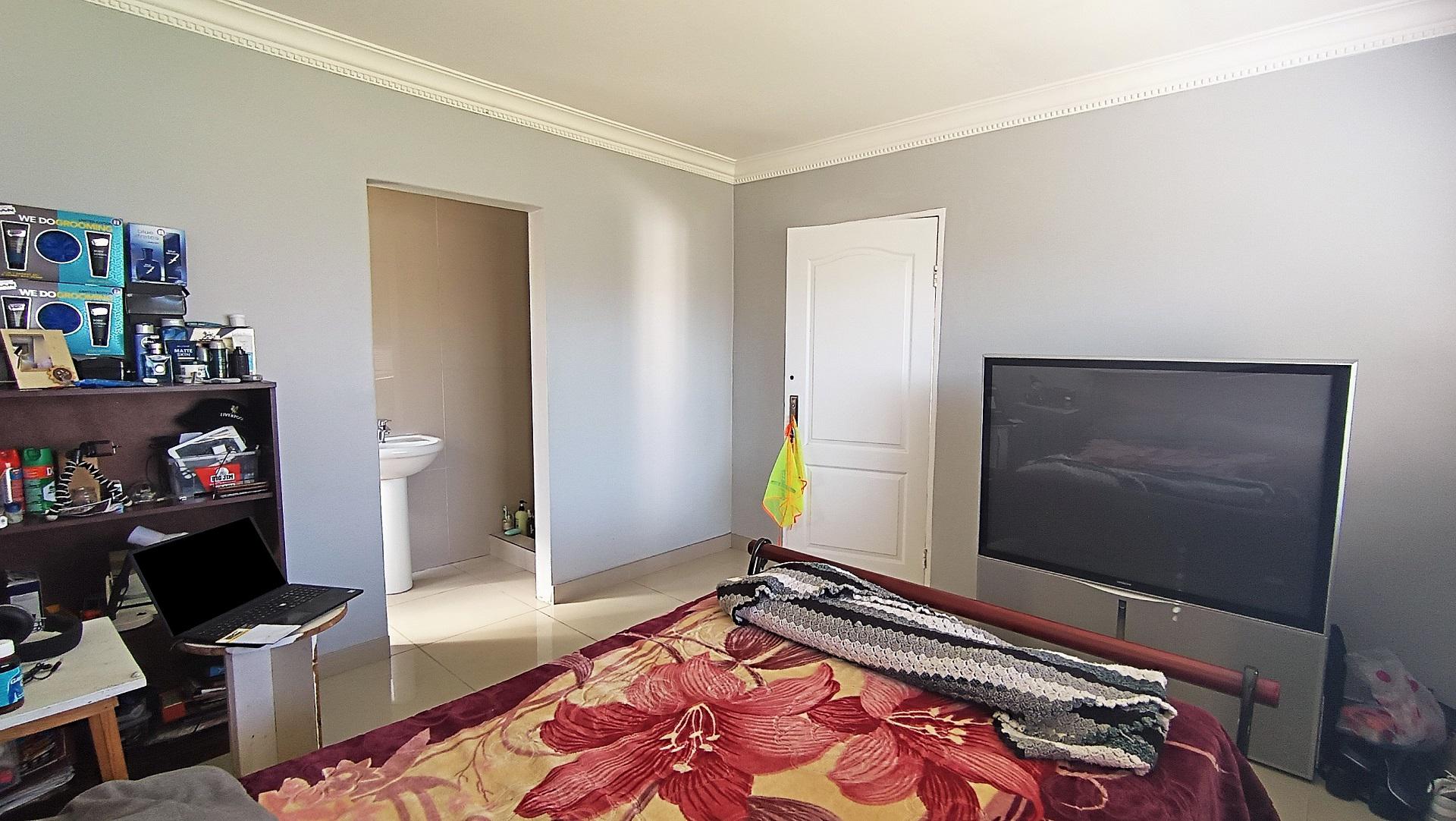 Main Bedroom - 14 square meters of property in Grassy Park