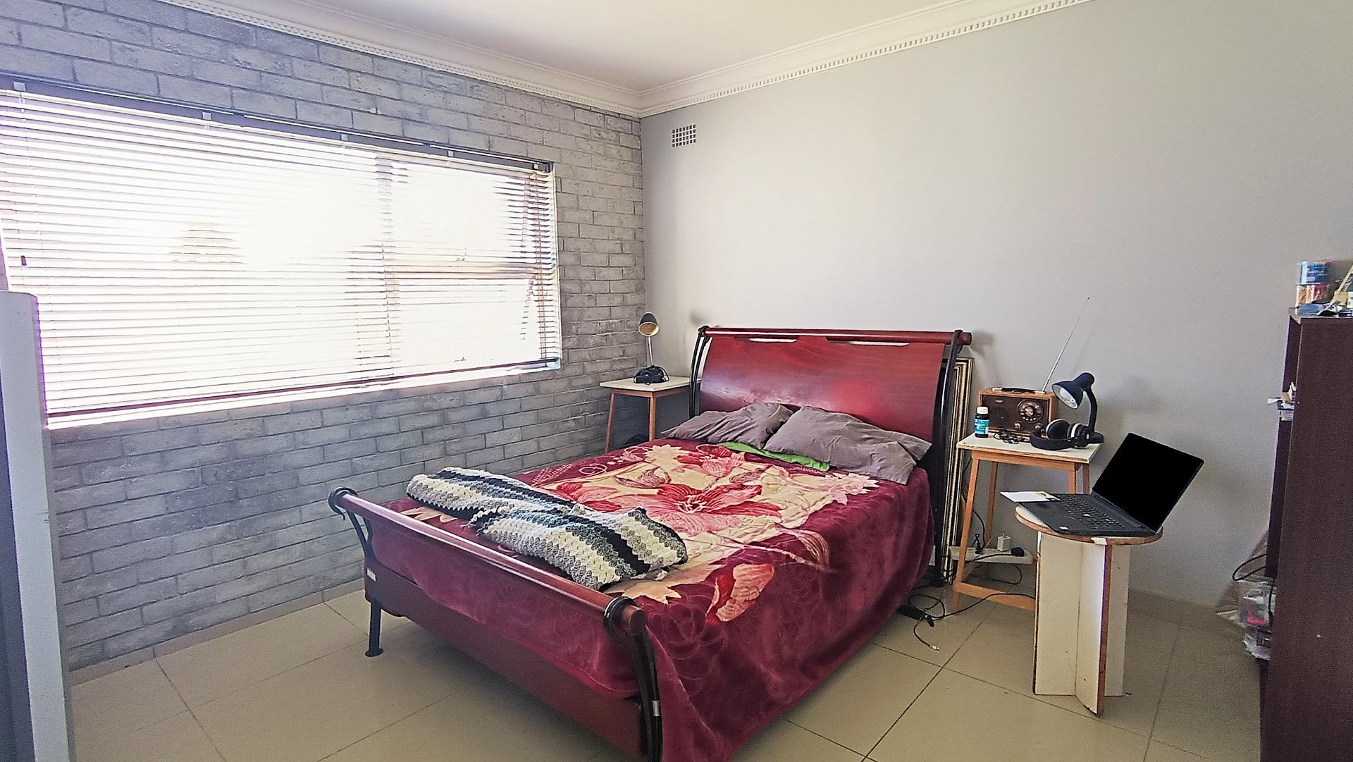 Main Bedroom - 14 square meters of property in Grassy Park