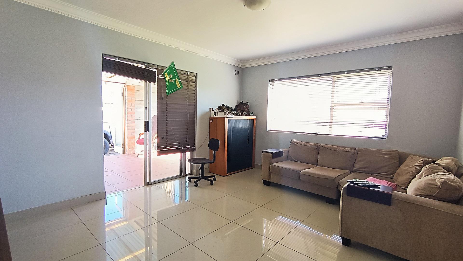 TV Room - 20 square meters of property in Grassy Park