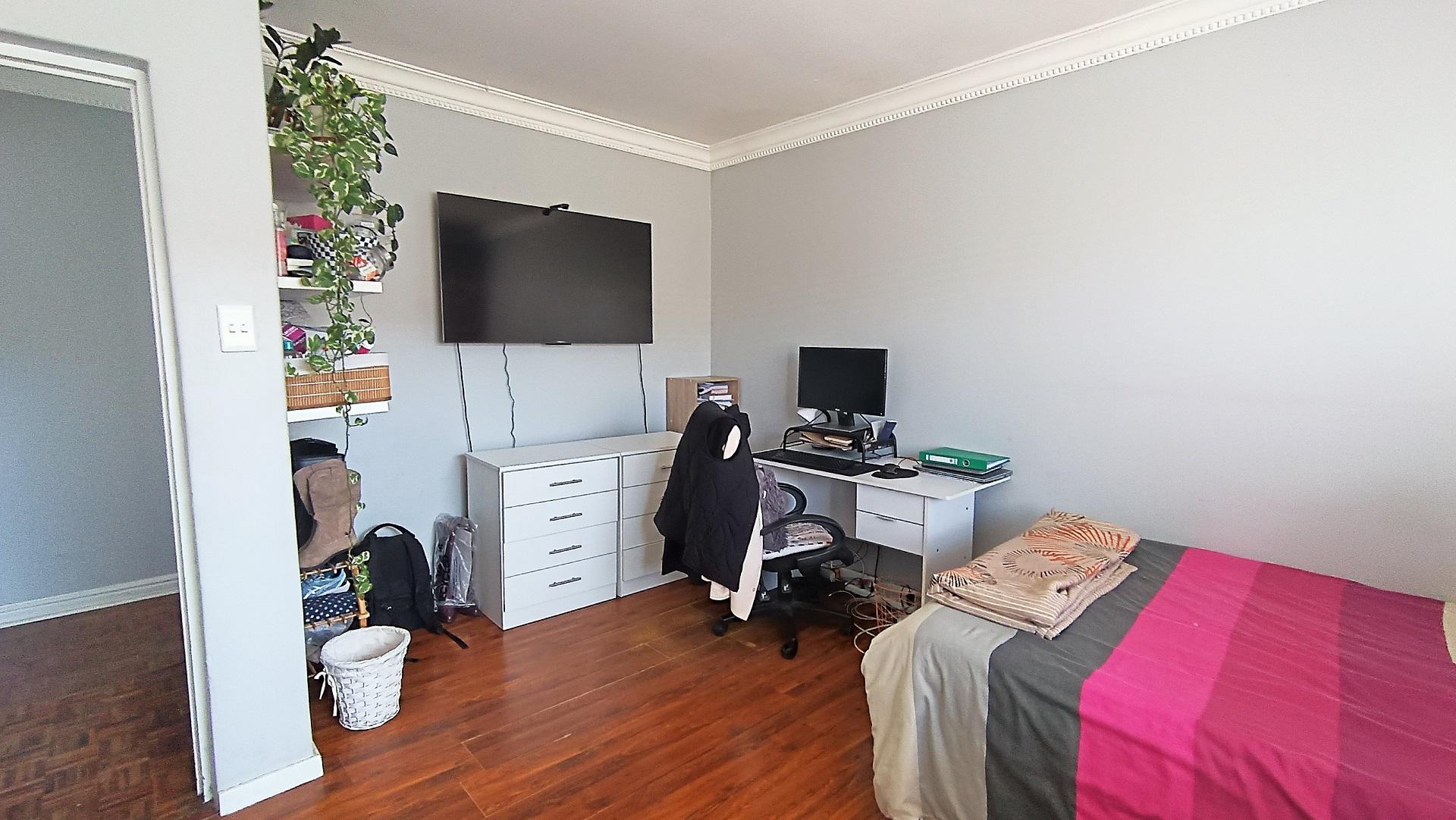 Bed Room 1 - 17 square meters of property in Grassy Park