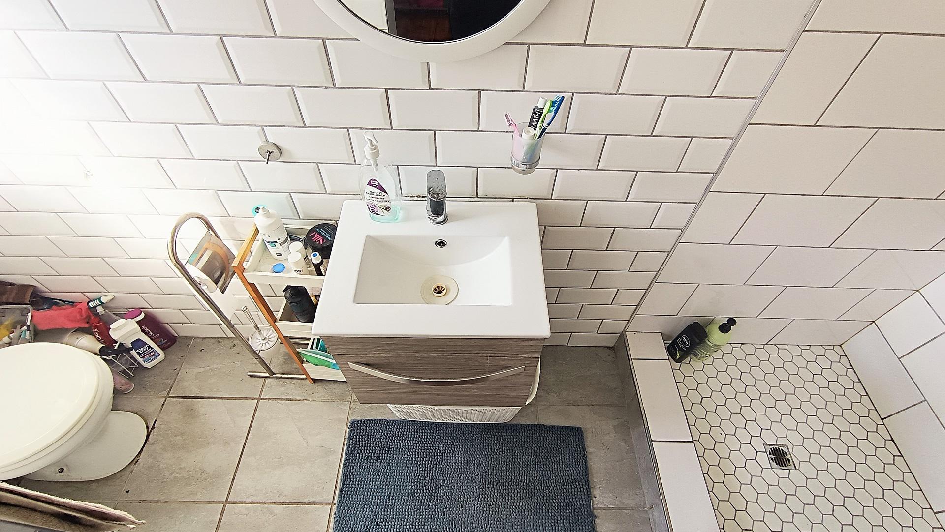 Bathroom 2 - 4 square meters of property in Grassy Park