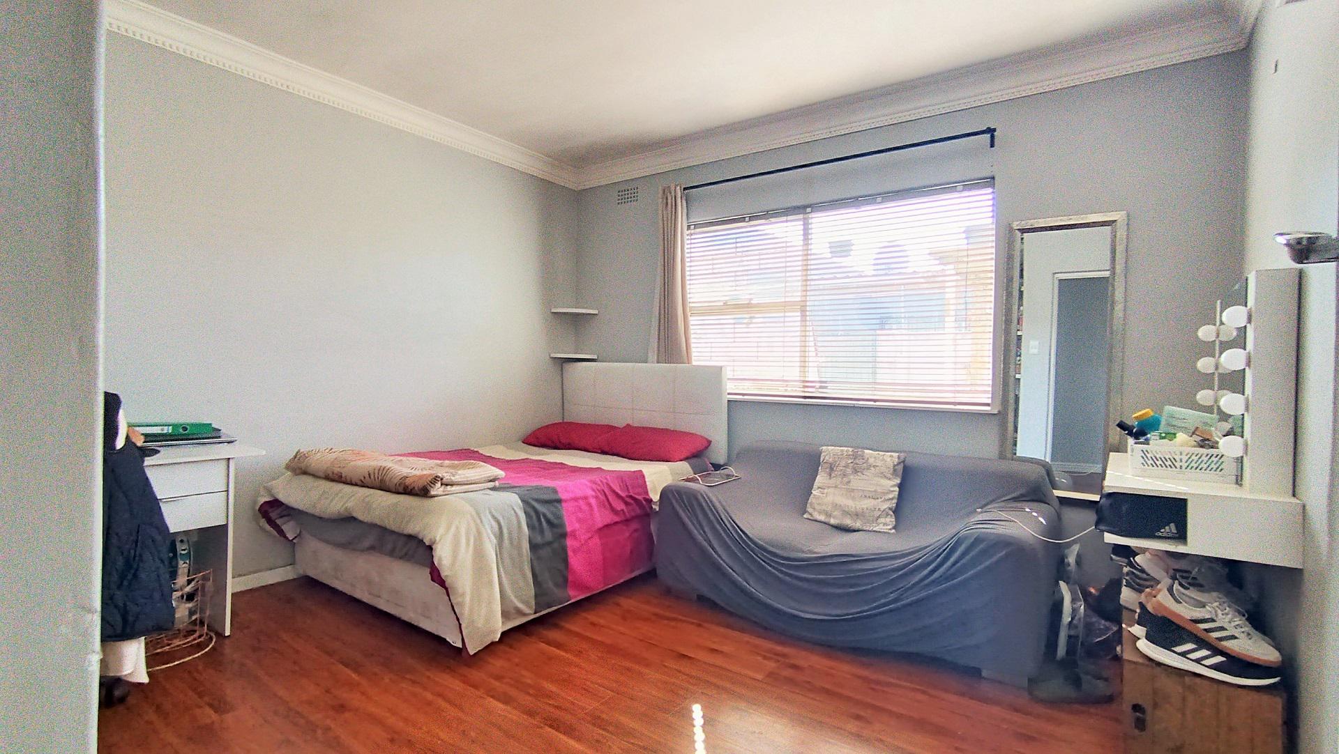 Bed Room 1 - 17 square meters of property in Grassy Park