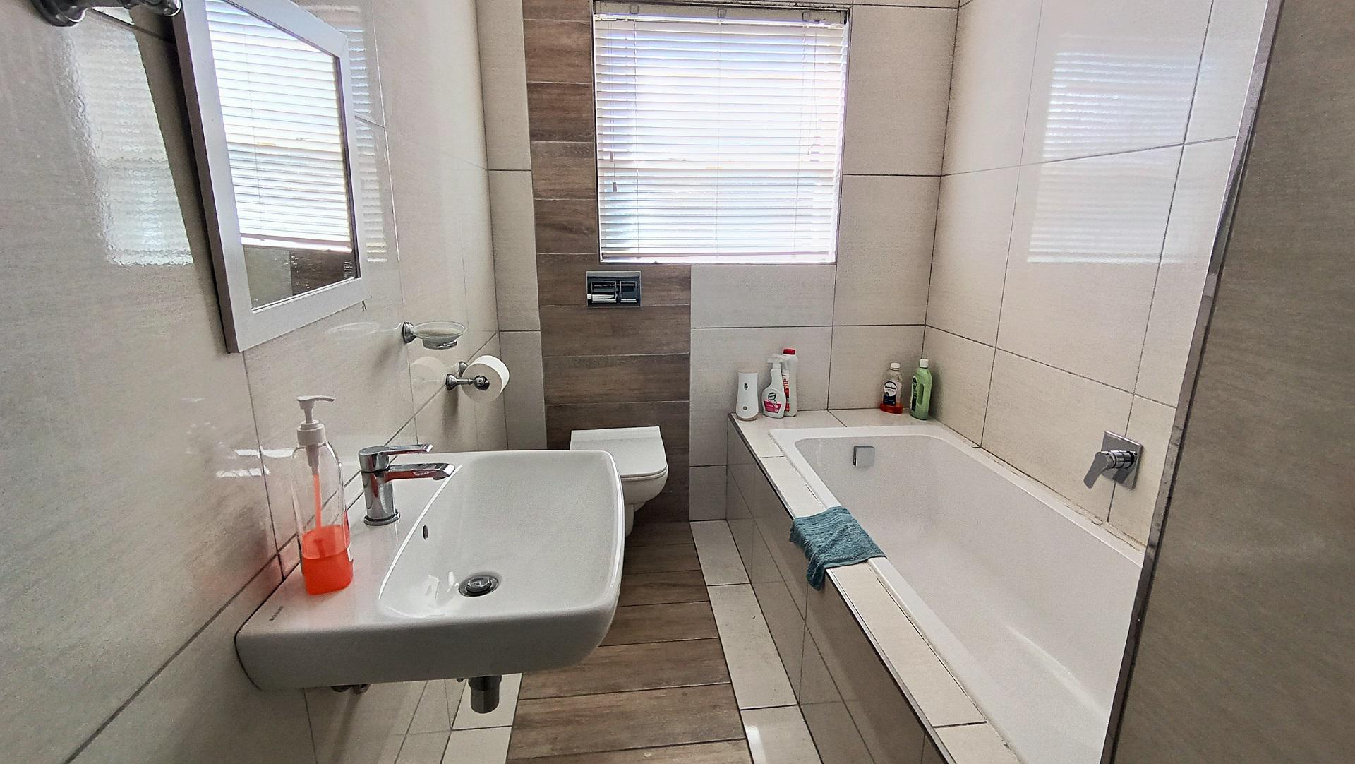 Bathroom 1 - 6 square meters of property in Grassy Park