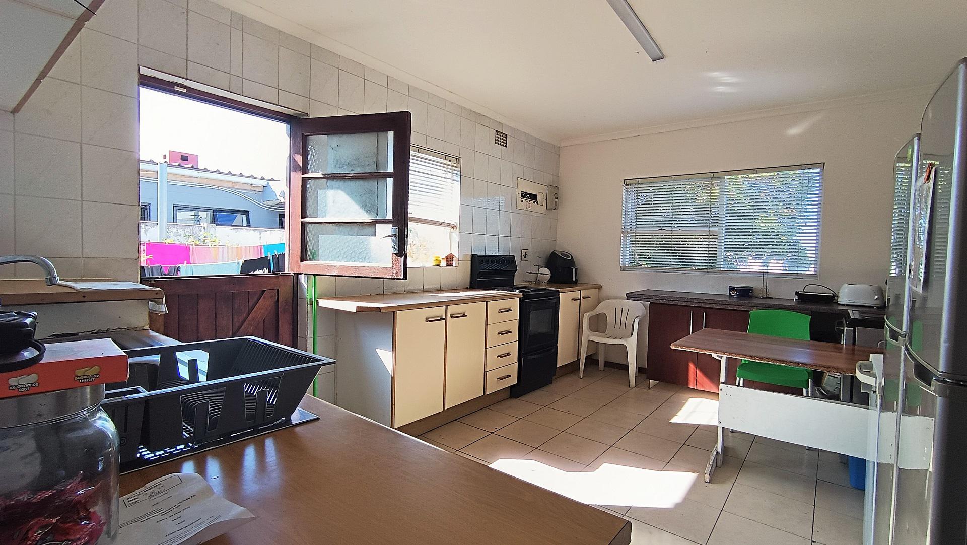 Kitchen - 18 square meters of property in Grassy Park