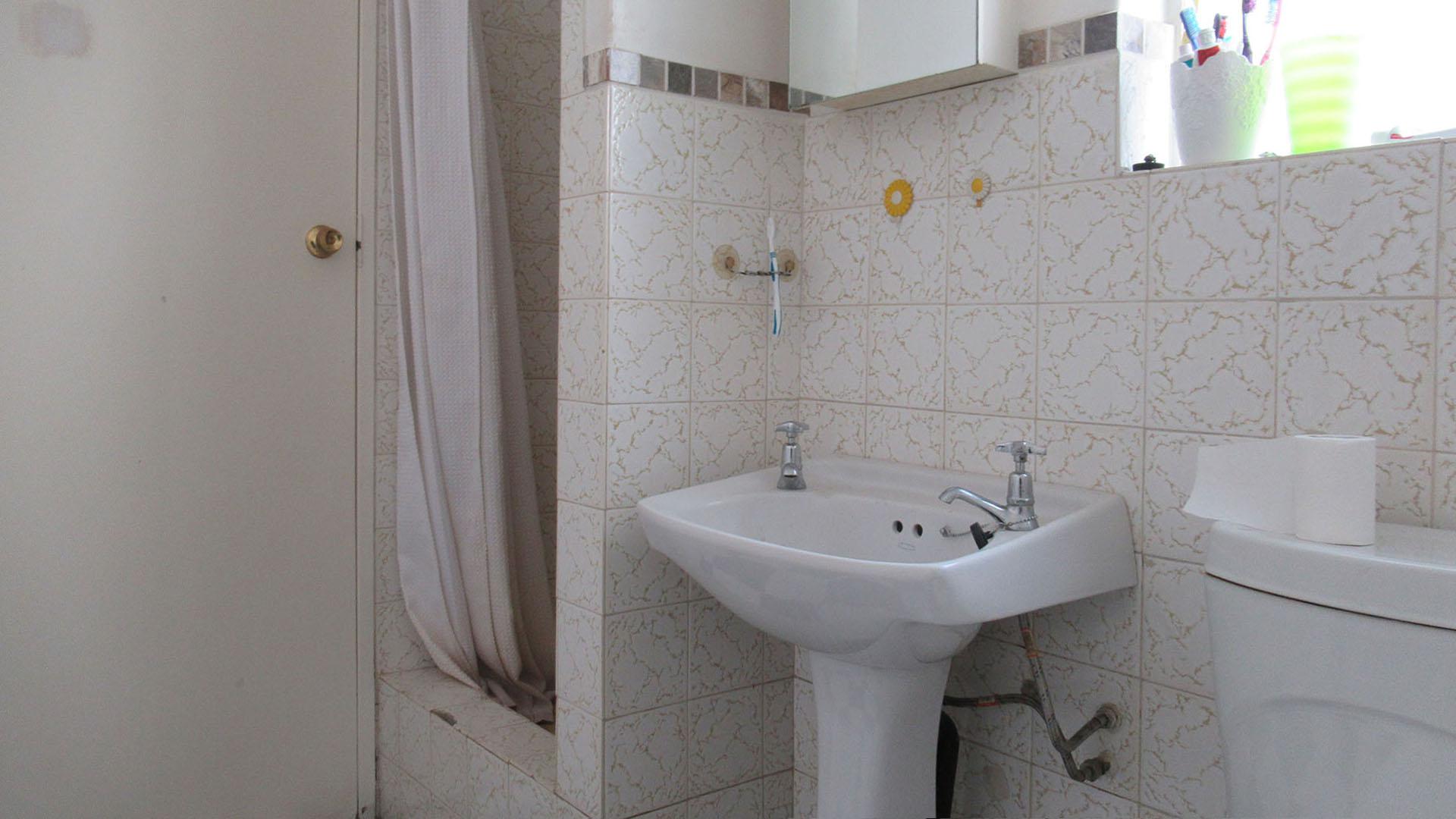 Main Bathroom of property in Haddon