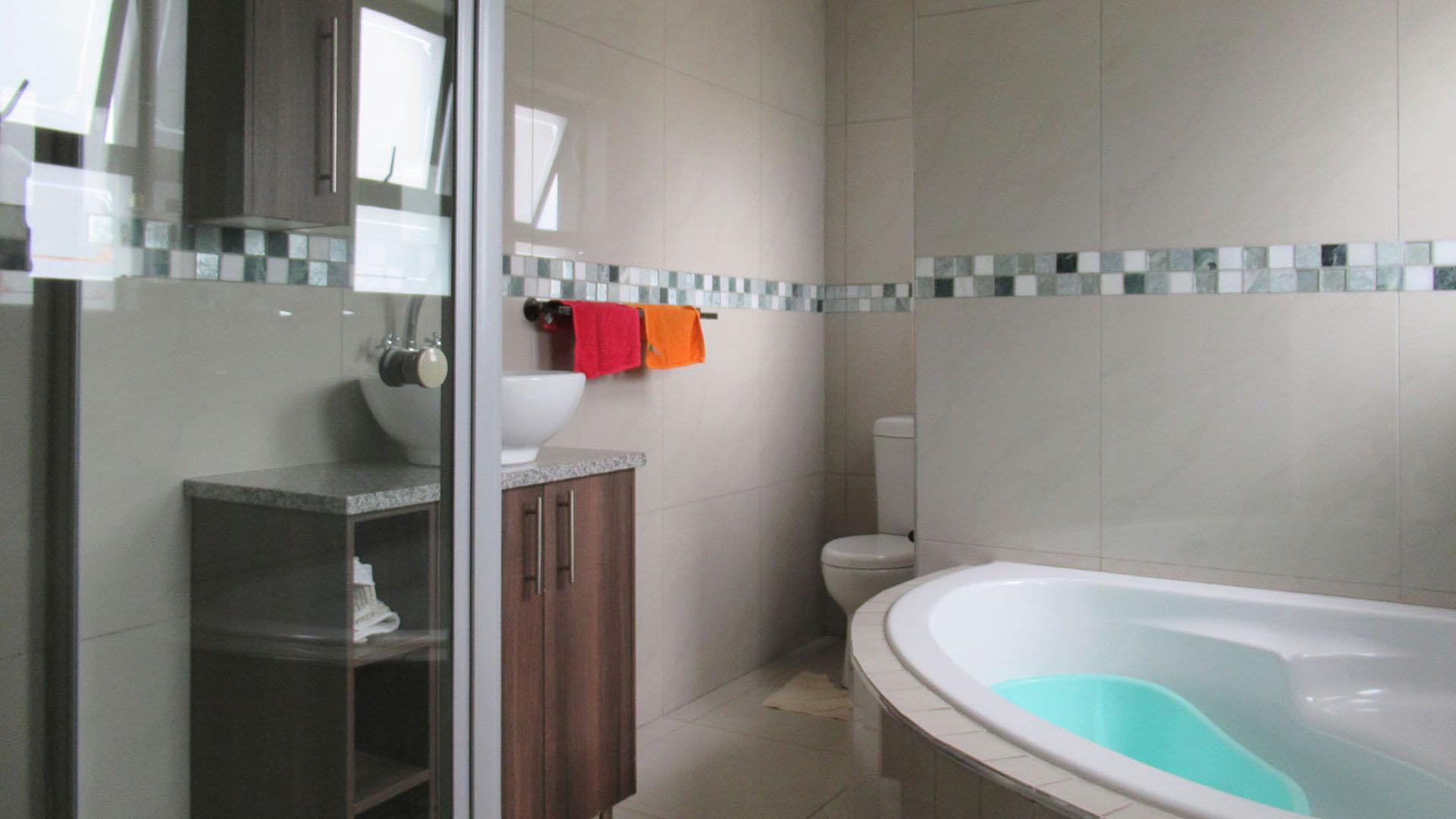 Bathroom 1 - 7 square meters of property in Homes Haven