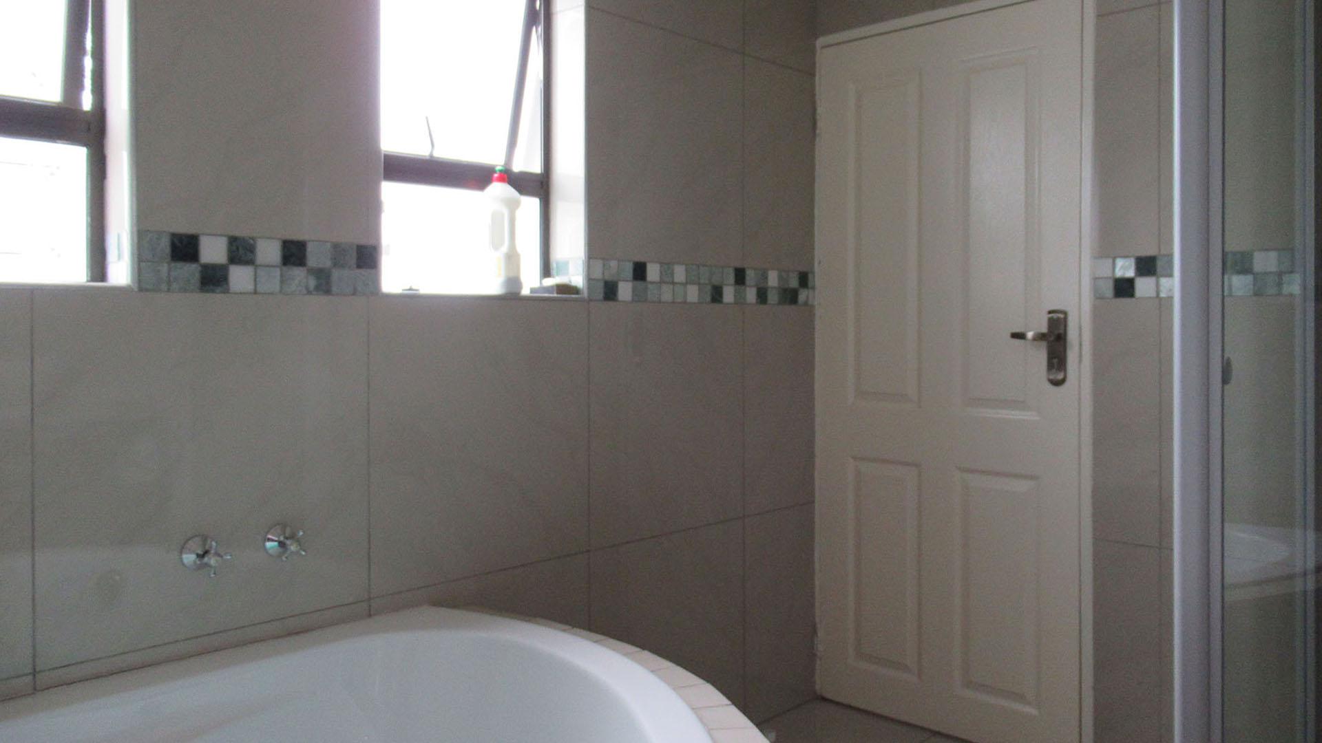 Bathroom 1 - 7 square meters of property in Homes Haven