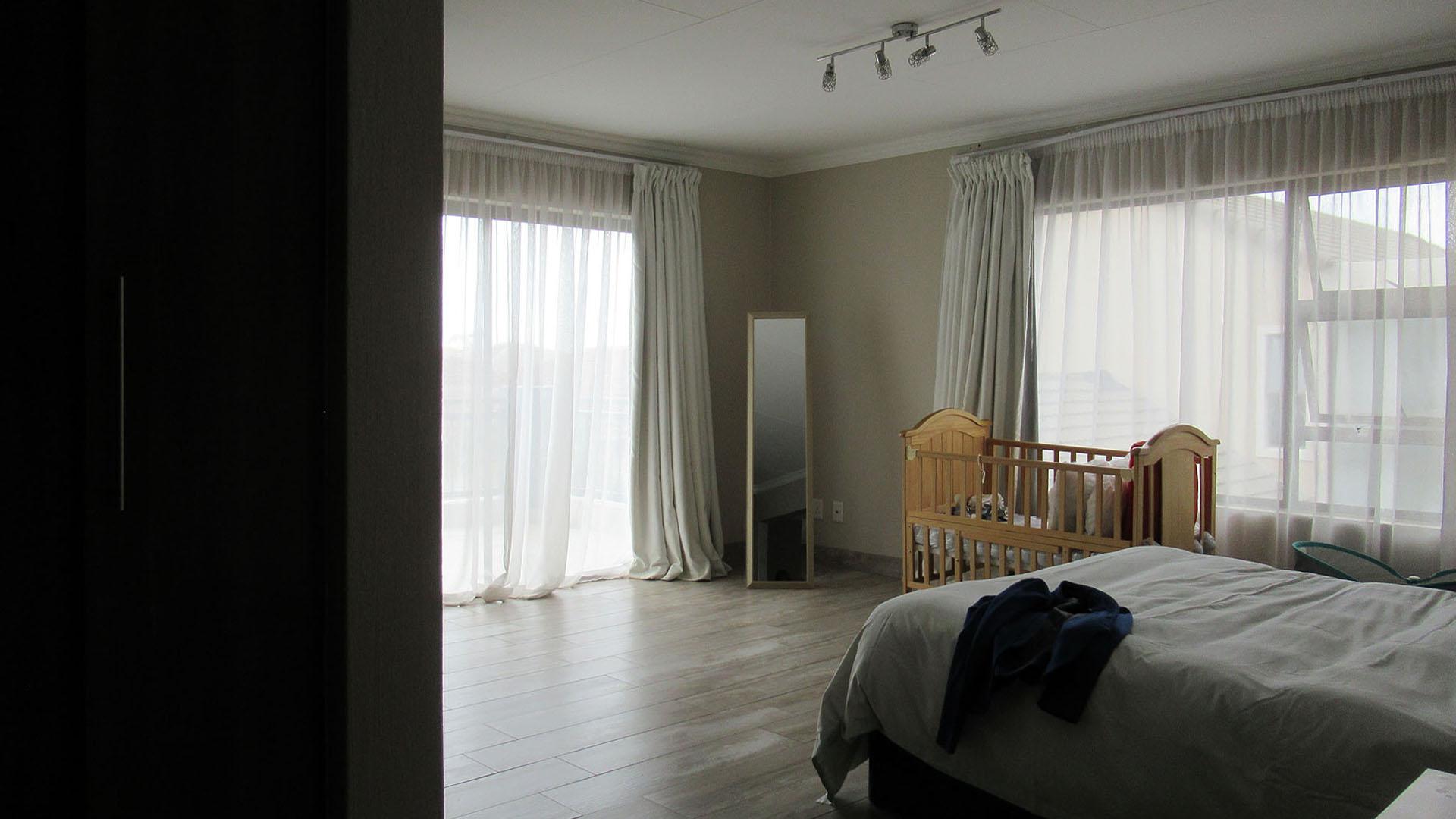 Main Bedroom - 27 square meters of property in Homes Haven