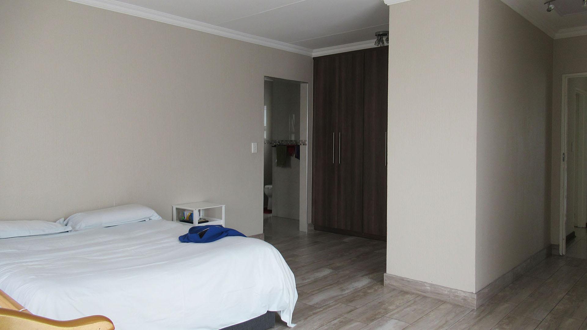 Main Bedroom - 27 square meters of property in Homes Haven