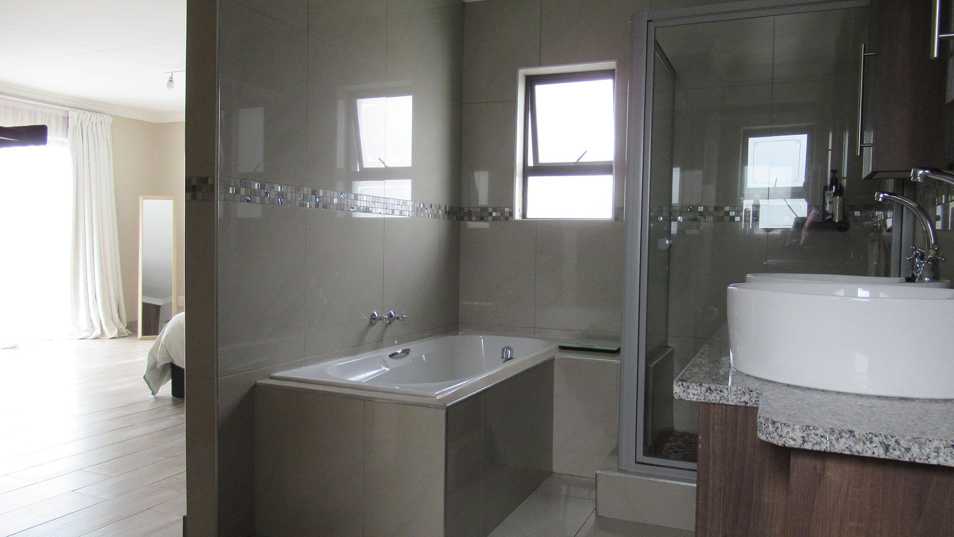 Main Bathroom - 10 square meters of property in Homes Haven