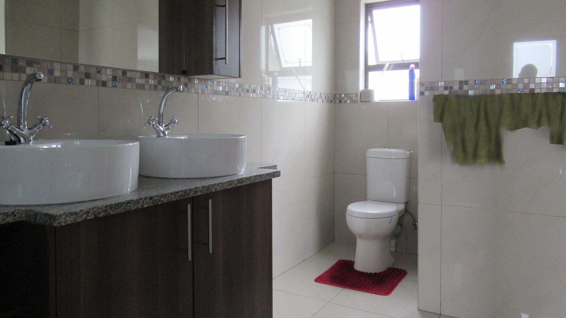 Main Bathroom - 10 square meters of property in Homes Haven